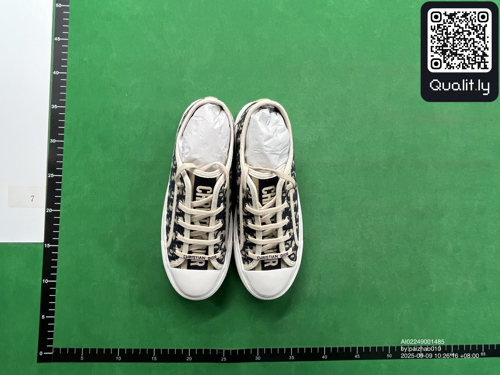 Sneakers QC photo 1 of 6