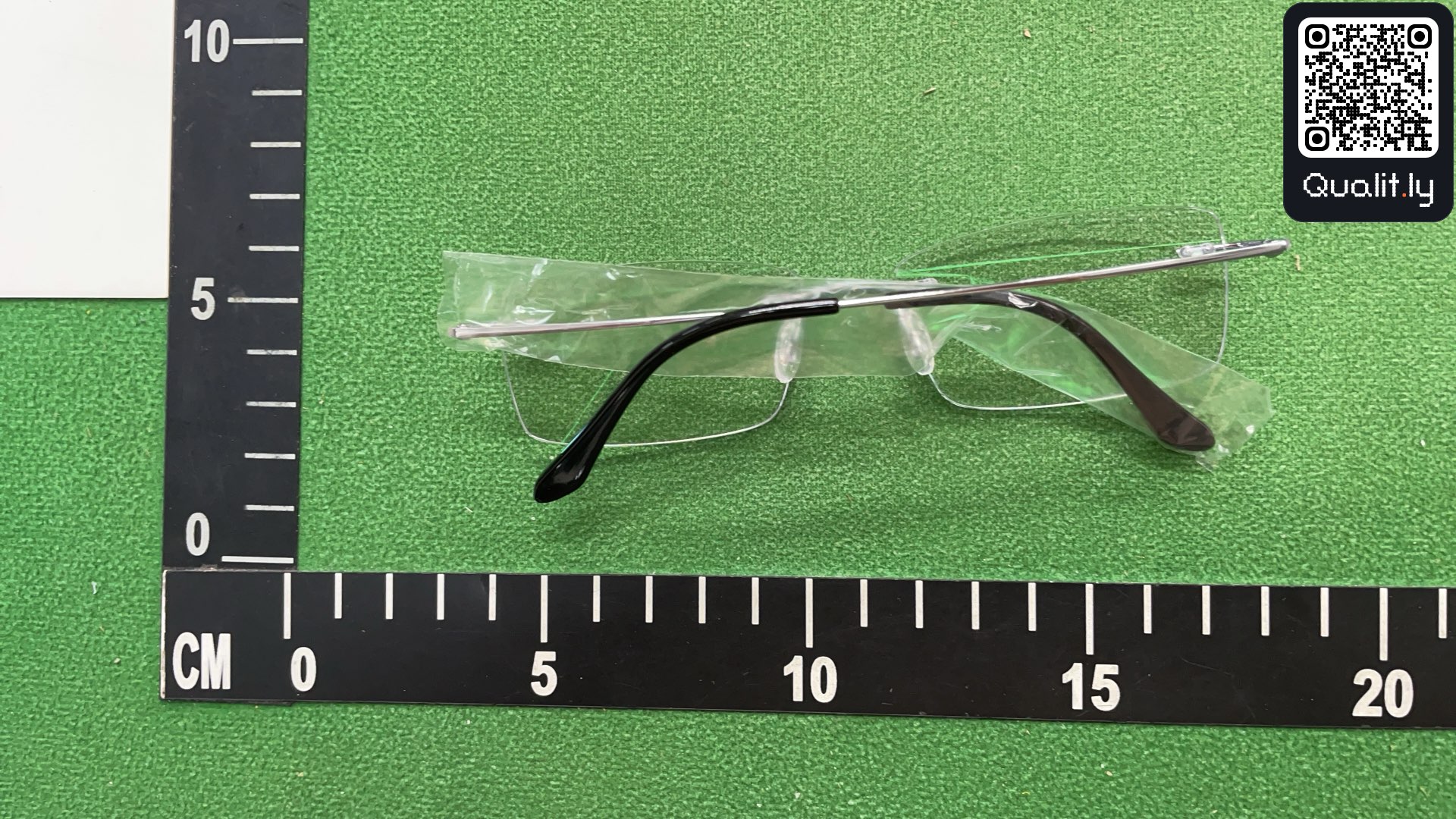 Sunglasses QC photo 2 of 3