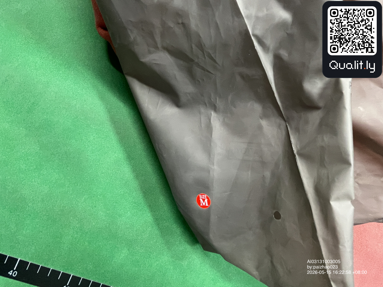 Hoodie — QC-Foto 3 von 34