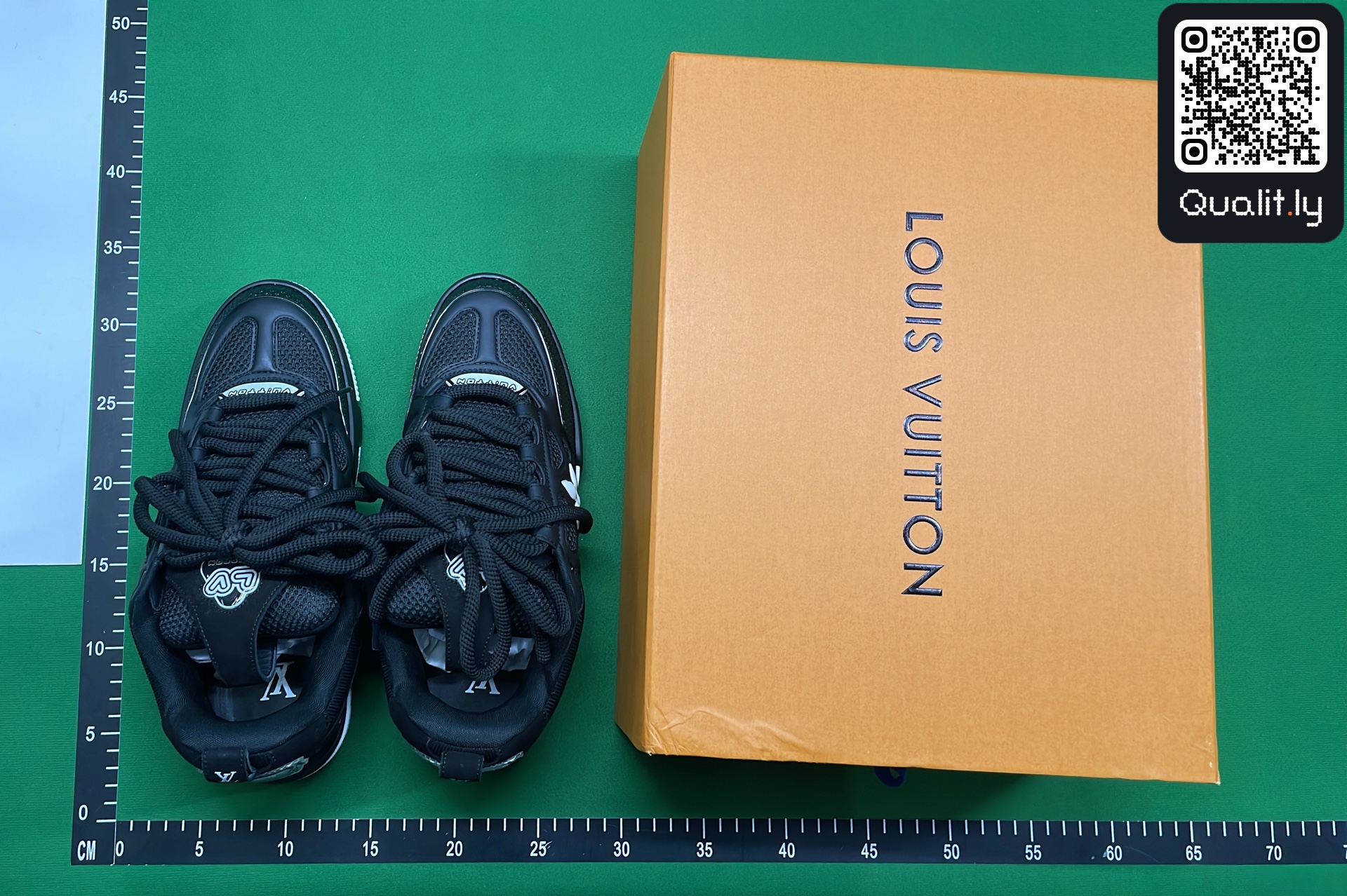 Sneakers QC photo 1 of 194