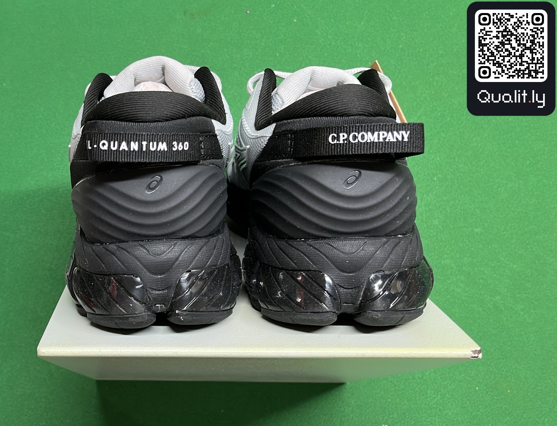 Sneakers QC photo 3 of 12