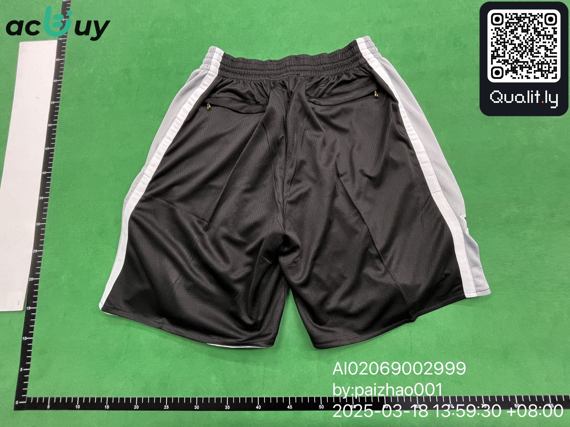 Pantaloncini — foto QC 2 di 14