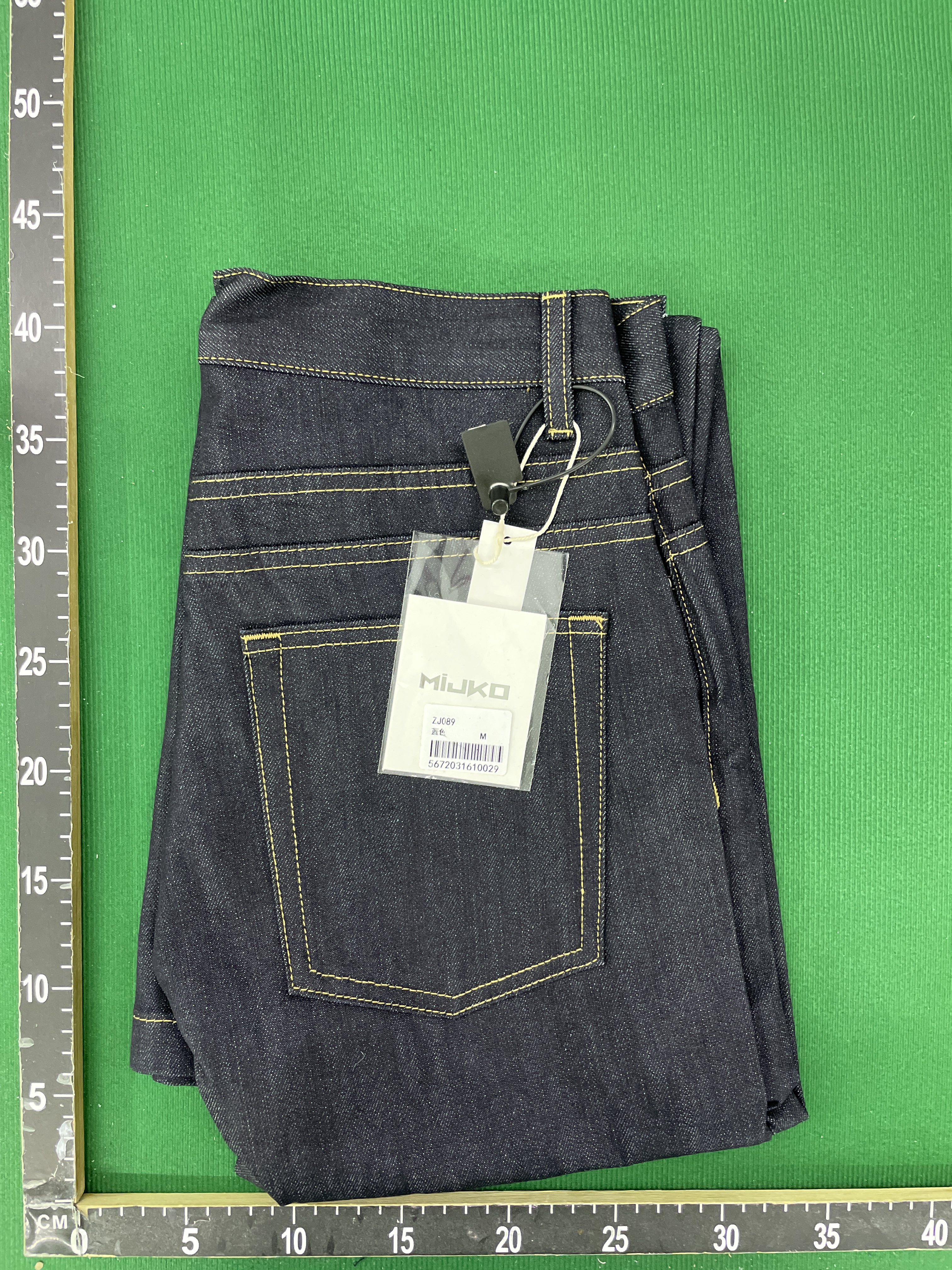 Jeansy — zdjęcie QC 1 z 5