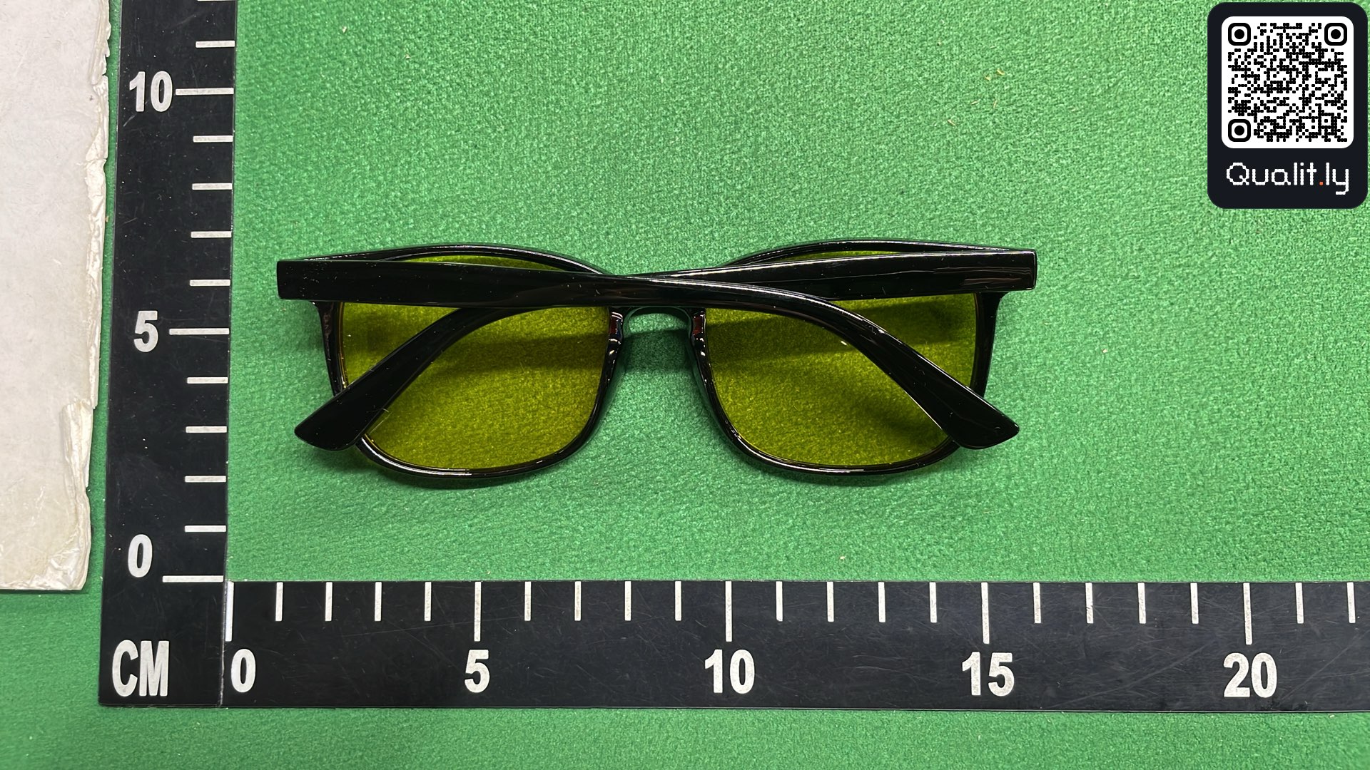 Okulary przeciwsłoneczne — zdjęcie QC 2 z 9