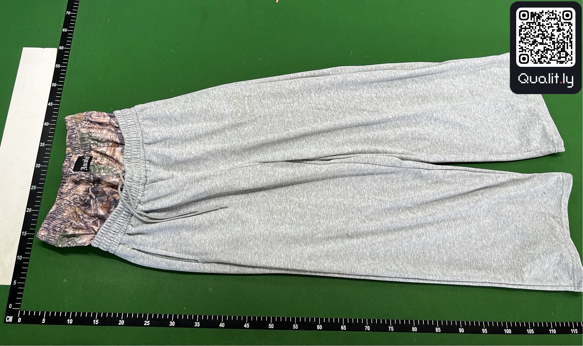 Pantaloni — foto QC 1 di 11