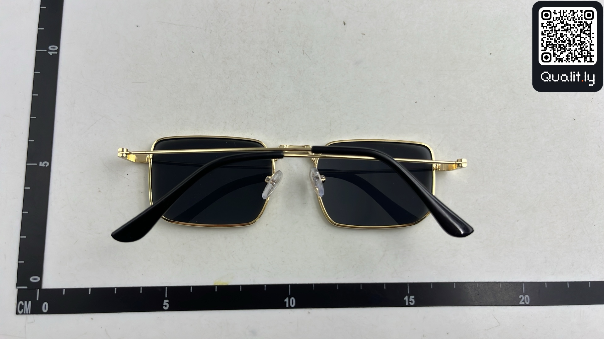 Occhiali da sole — foto QC 2 di 3