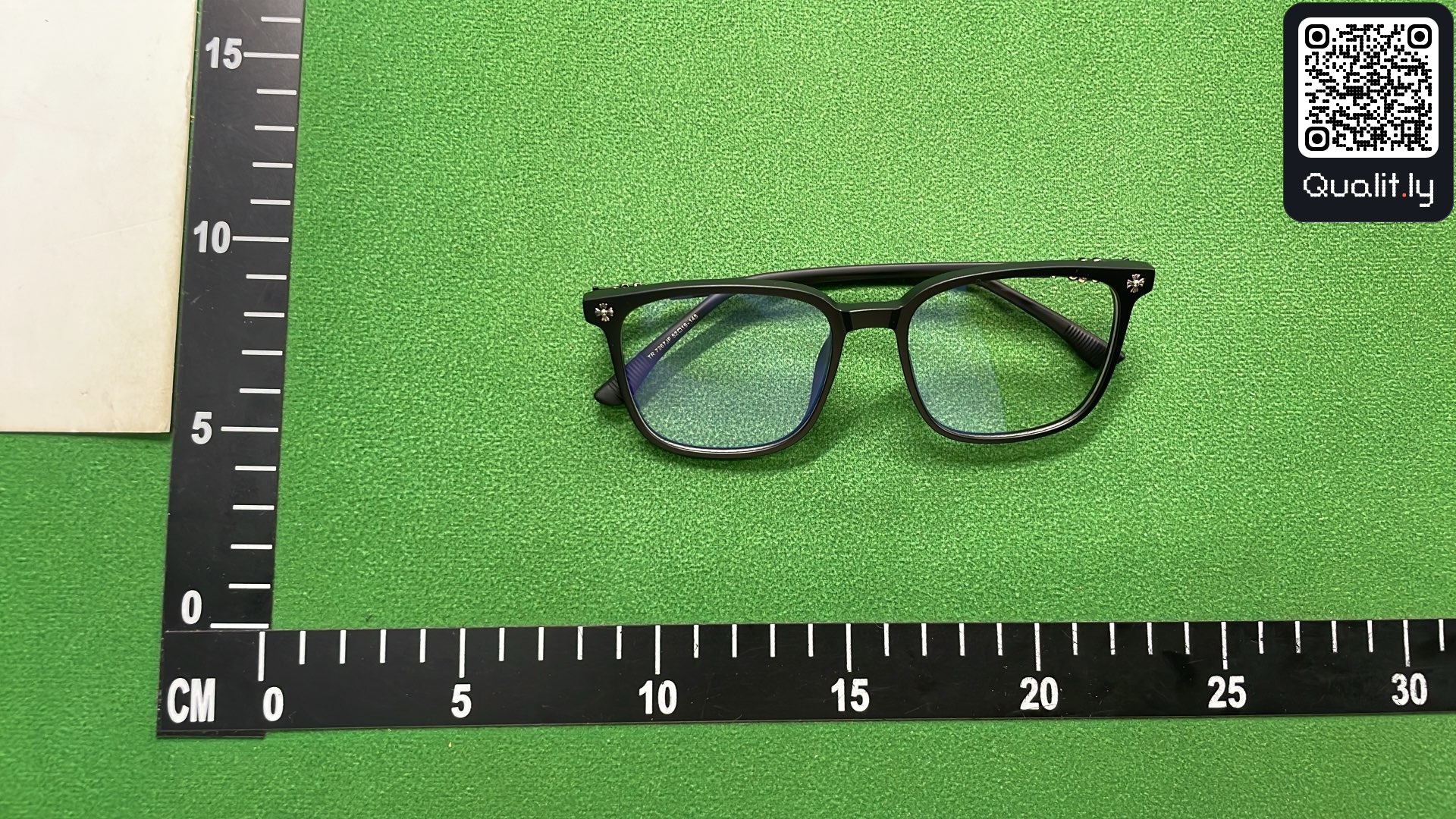 Lunettes de soleil — photo QC 1 sur 3