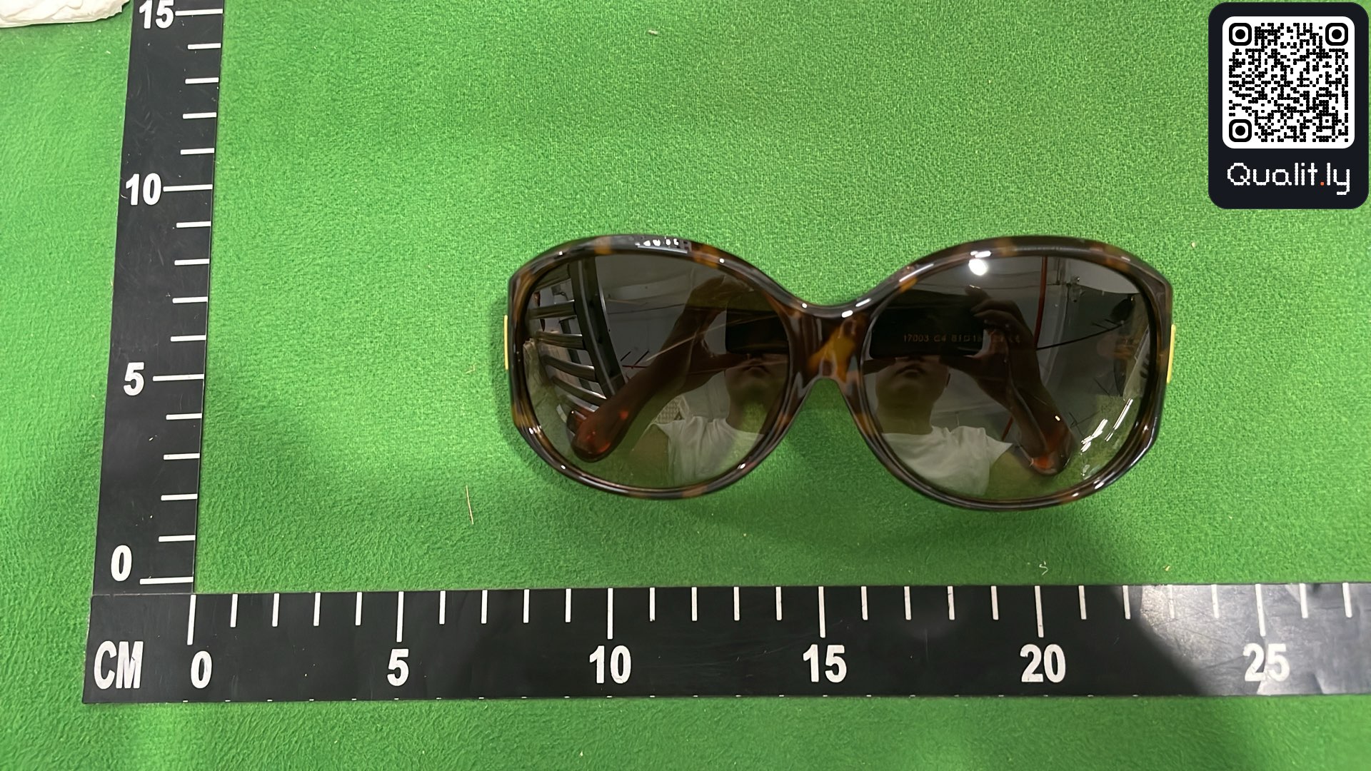 Occhiali da sole — foto QC 1 di 3