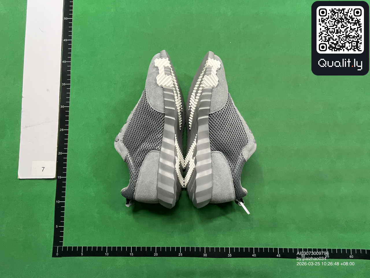 Sneakers — QC-foto 3 van 6