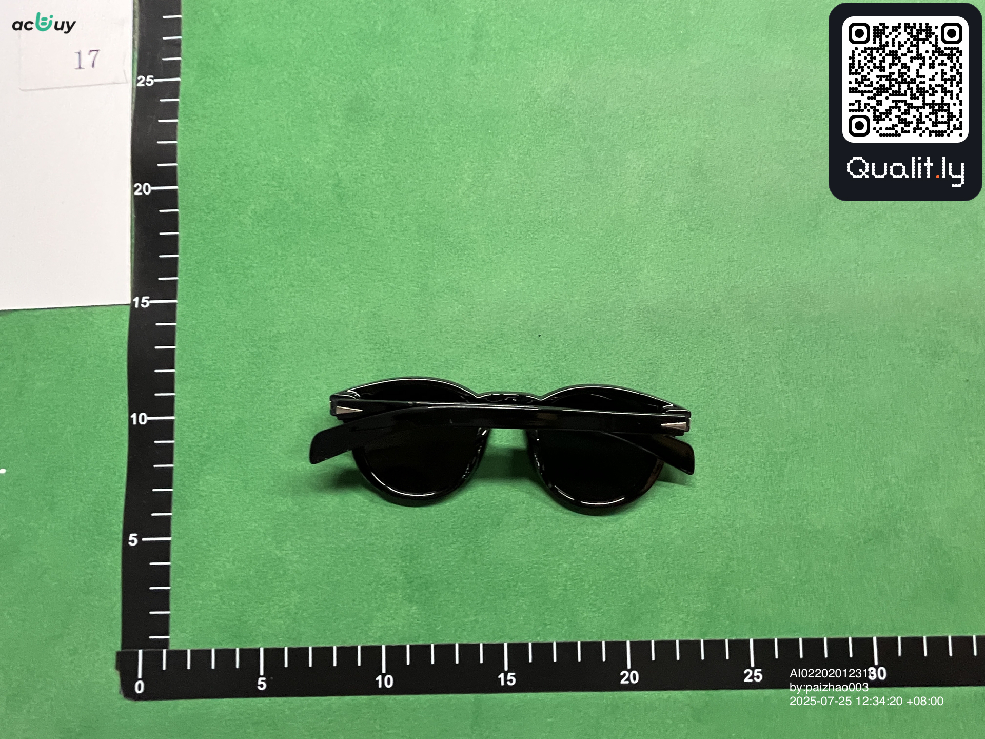 Lunettes de soleil — photo QC 2 sur 3