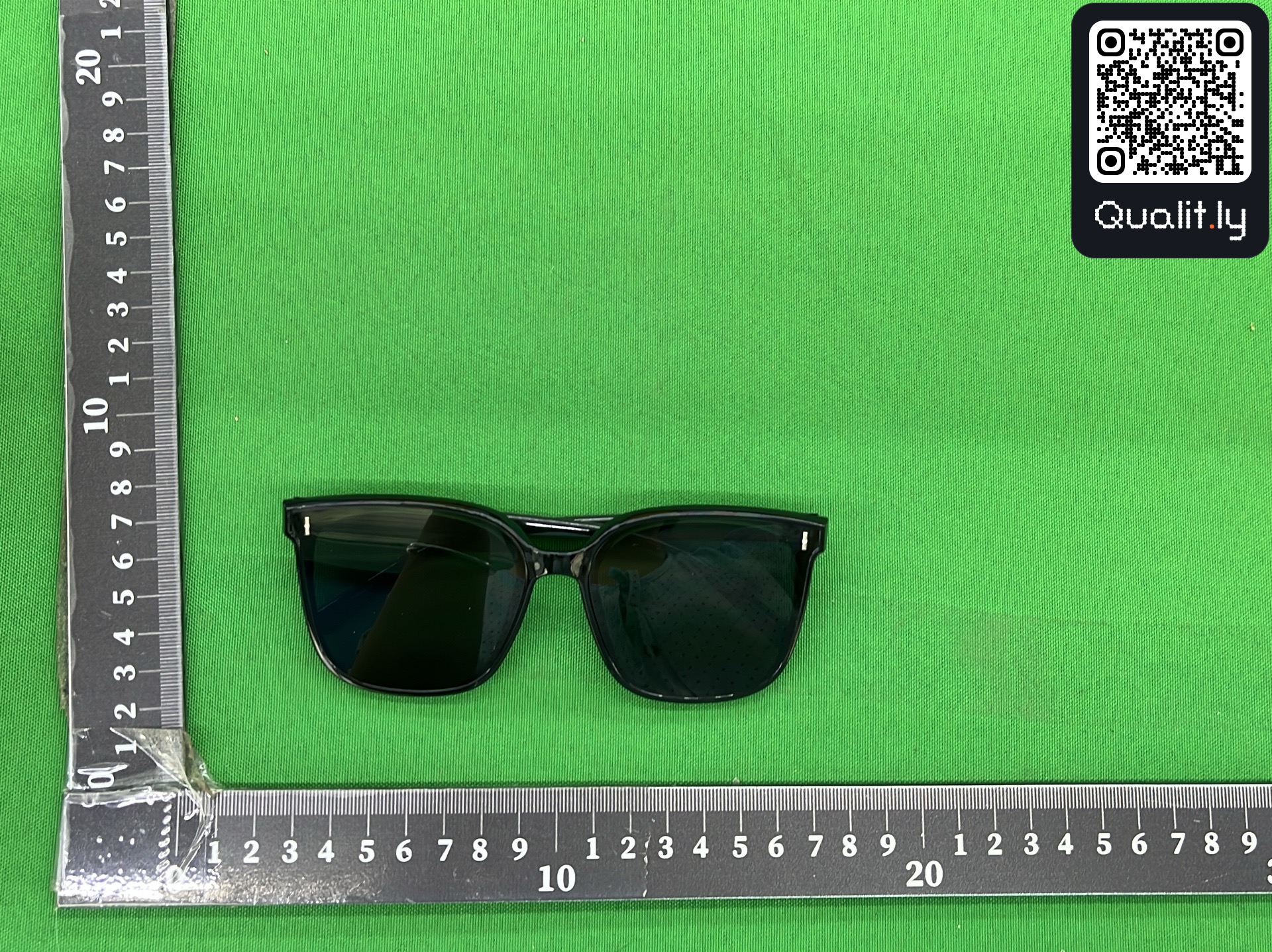 Lunettes de soleil — photo QC 1 sur 8