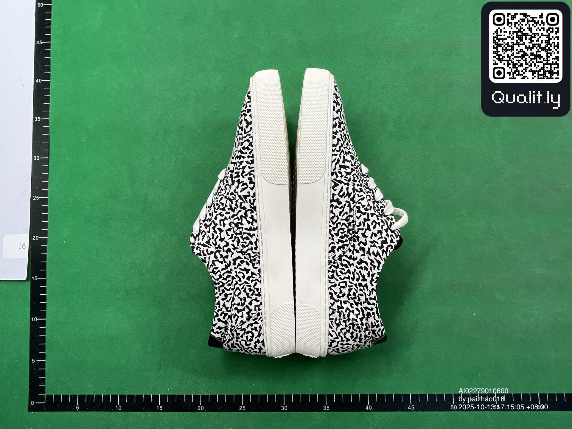 Sneakers — QC-foto 3 van 6