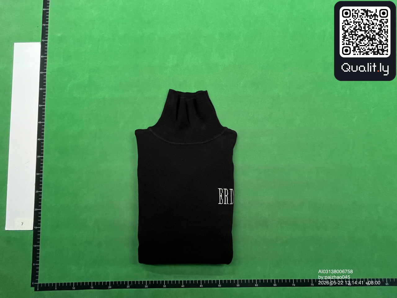Pull — photo QC 1 sur 4
