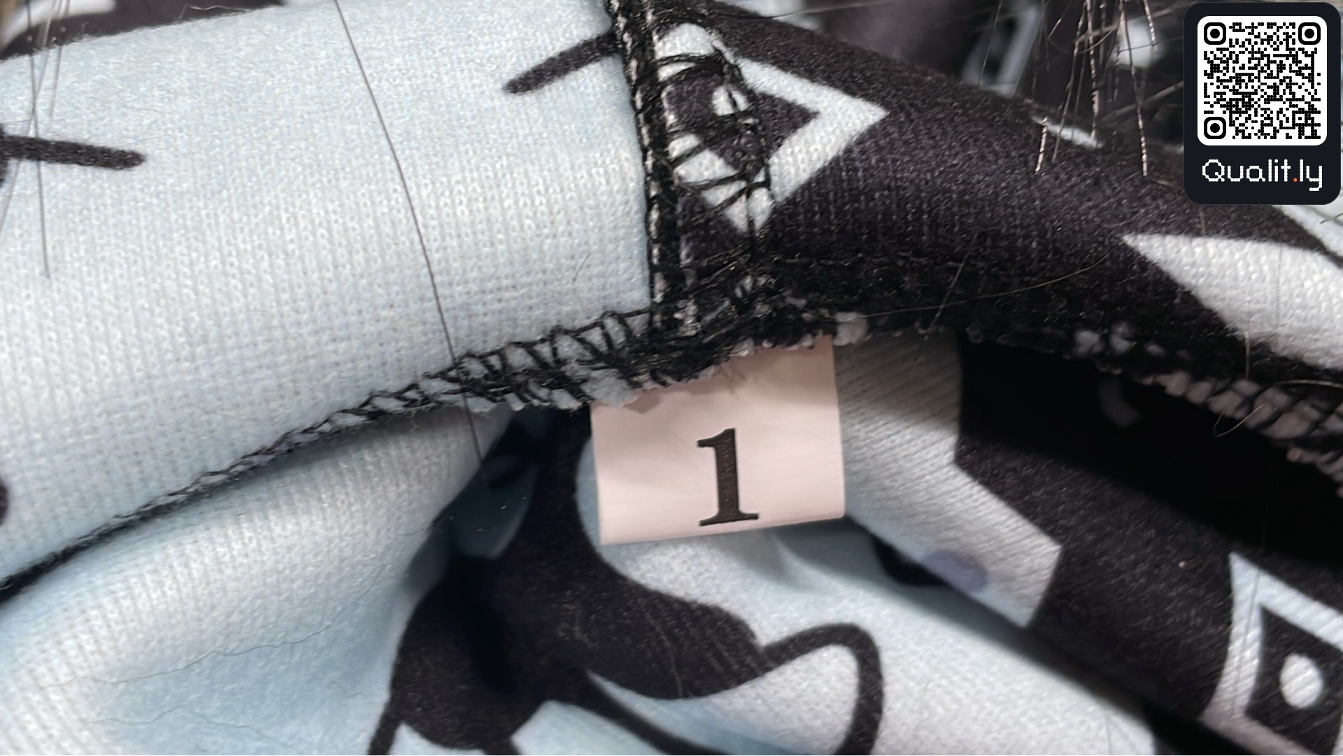 Hoodie — QC-Foto 1 von 4