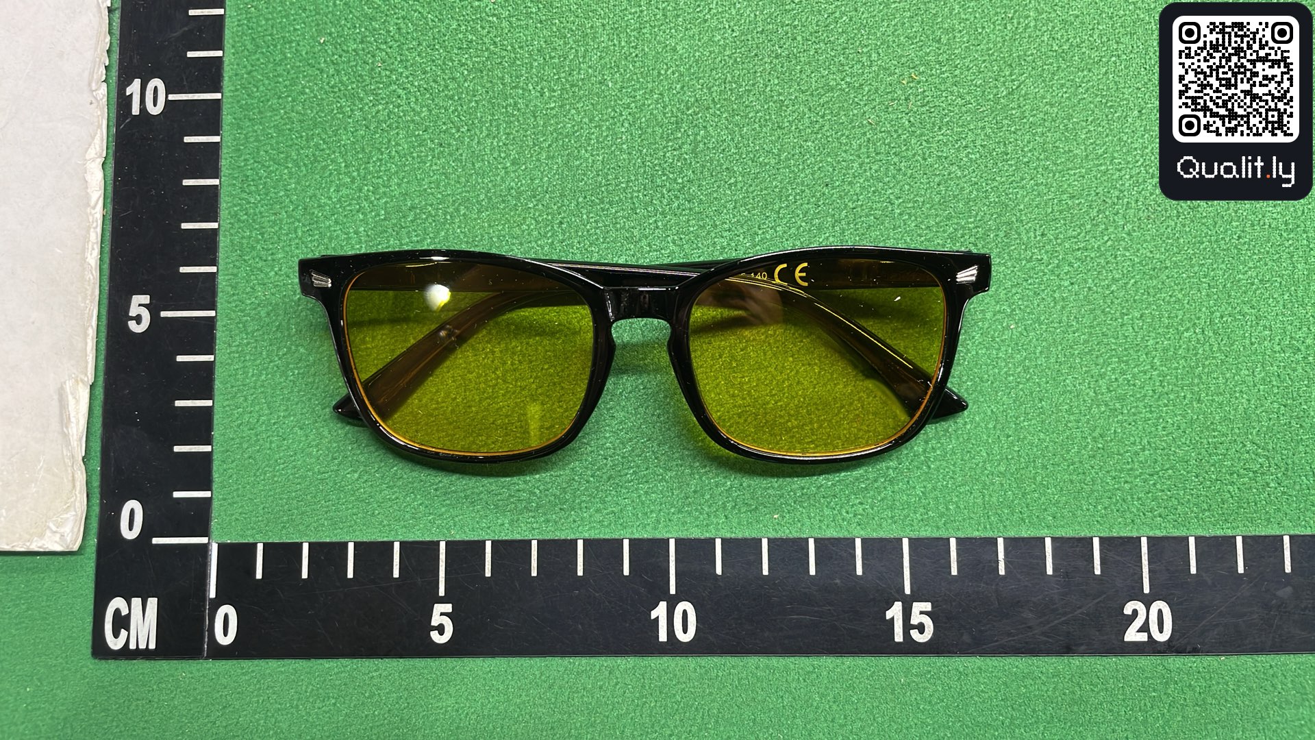 Okulary przeciwsłoneczne — zdjęcie QC 1 z 9