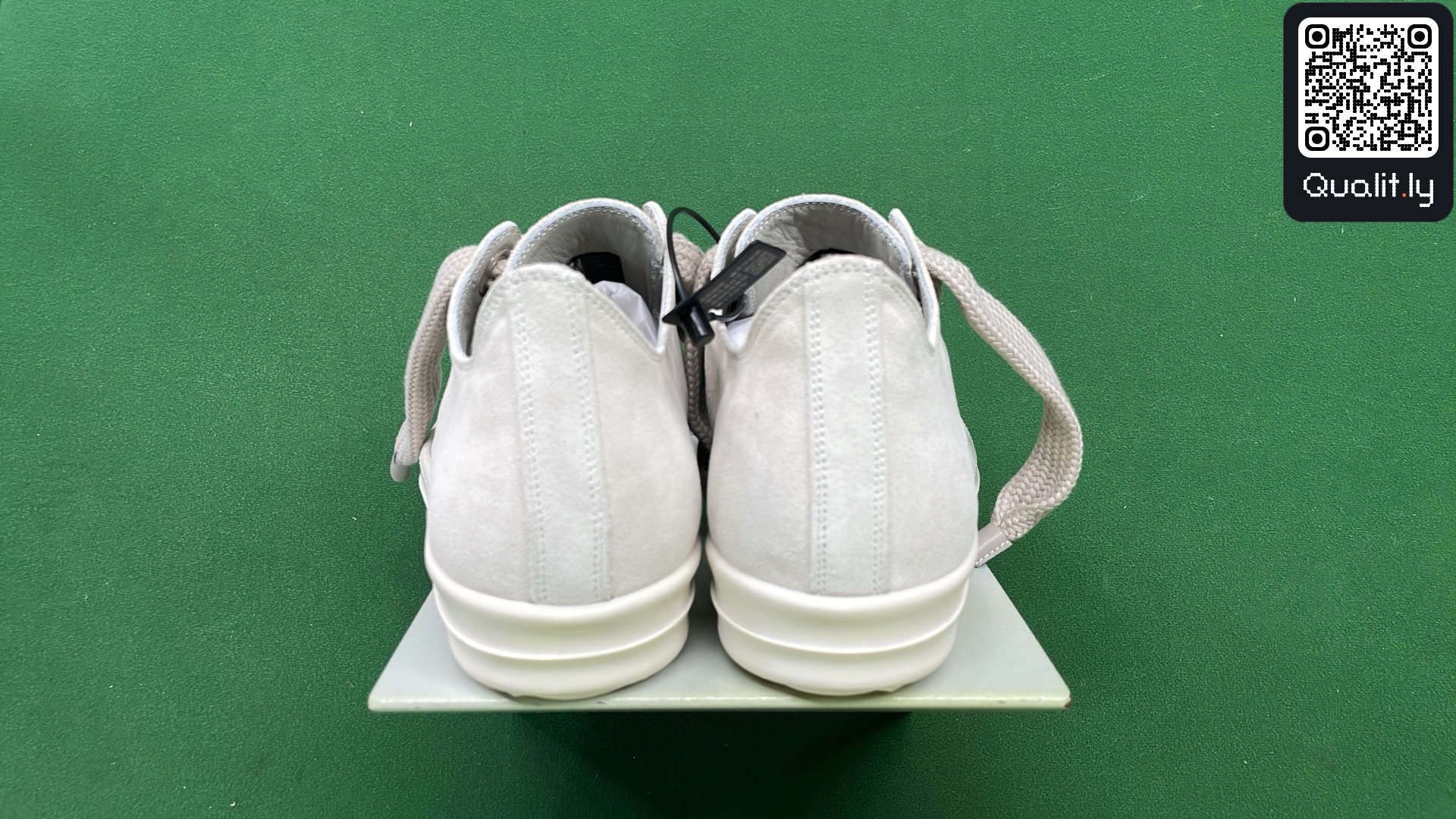 Sneakers — QC-foto 3 van 6
