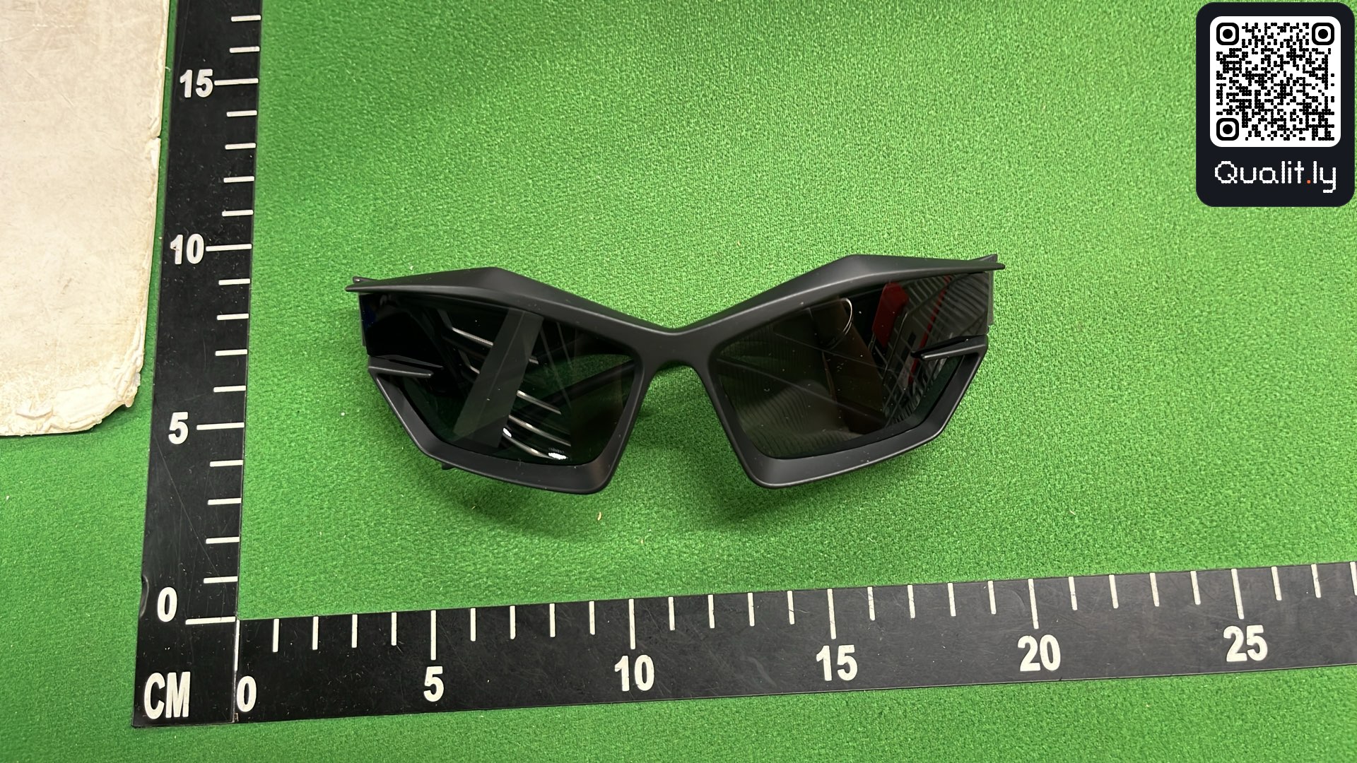 Sunglasses QC photo 1 of 30