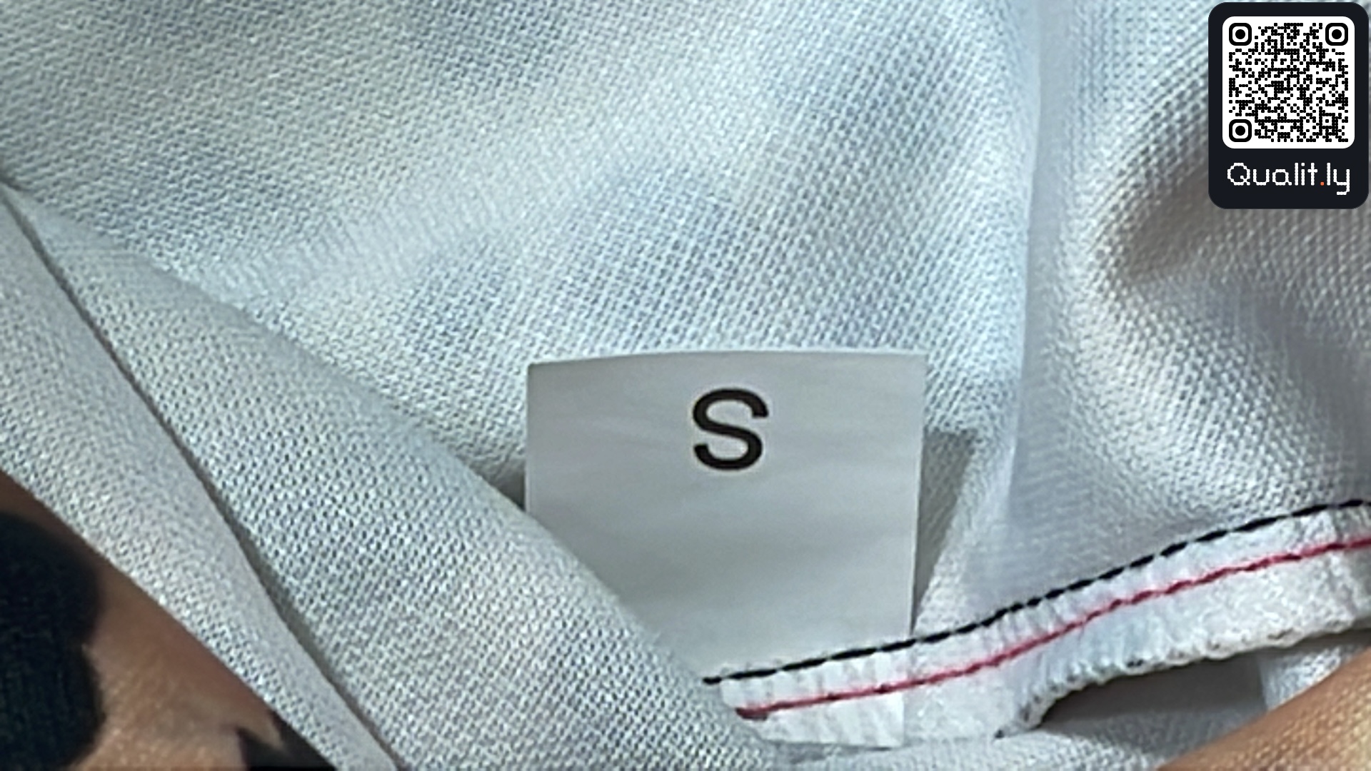 Sweat à capuche — photo QC 1 sur 4