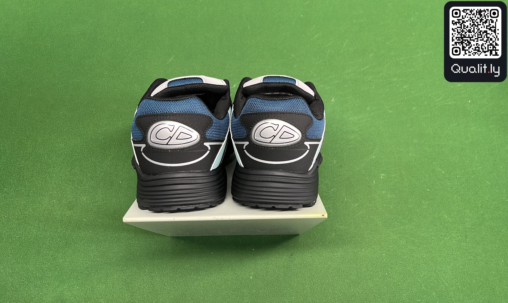 Sneakers — foto QC 3 di 18