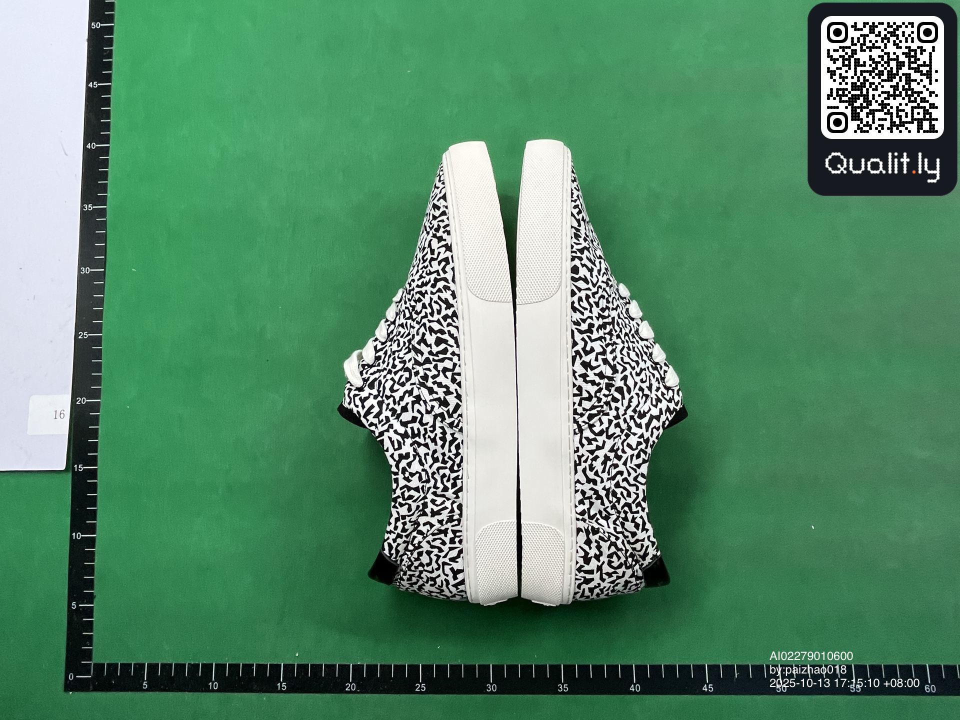 Sneakers — QC-foto 2 van 6
