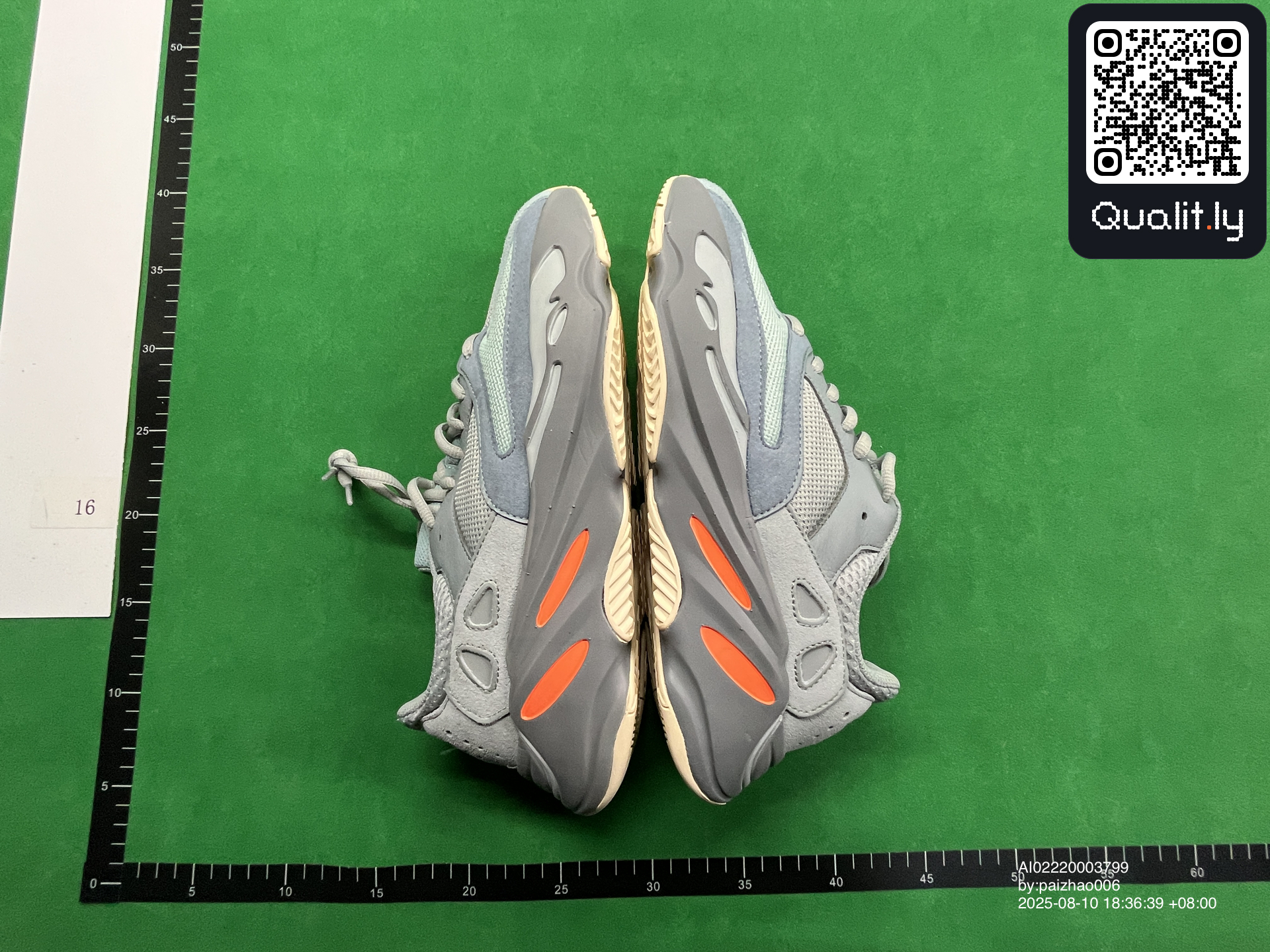 Sneakers — foto QC 2 di 18
