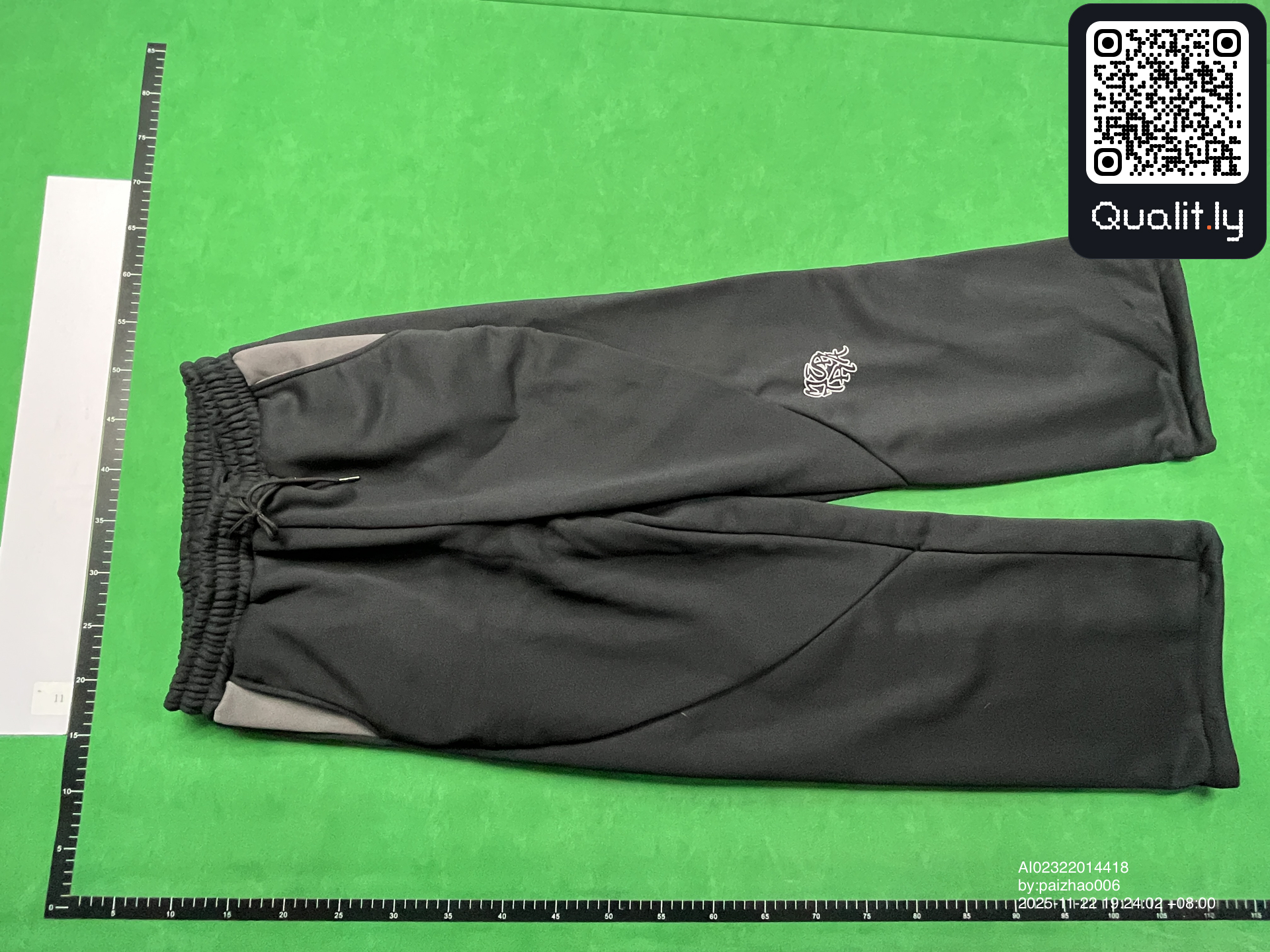 Sweater — QC-foto 2 van 4