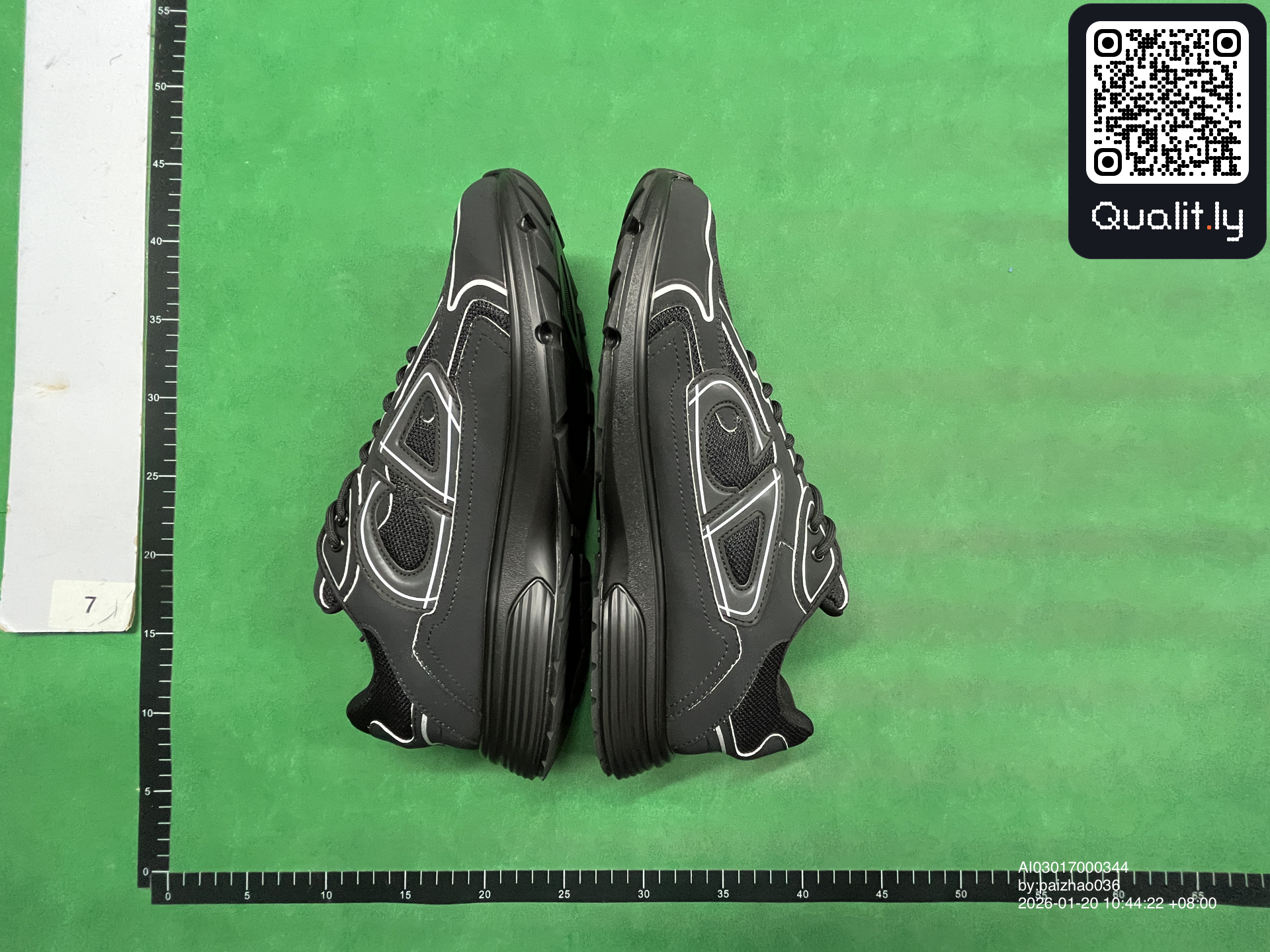 Sneakers QC photo 3 of 46