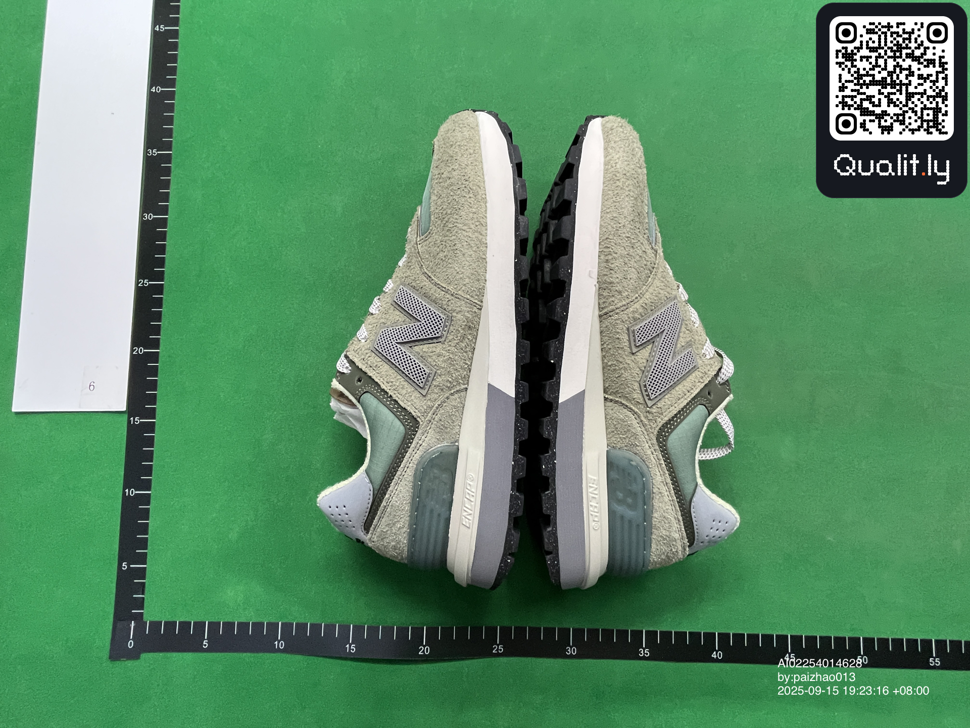 Sneakers — QC-foto 2 van 6