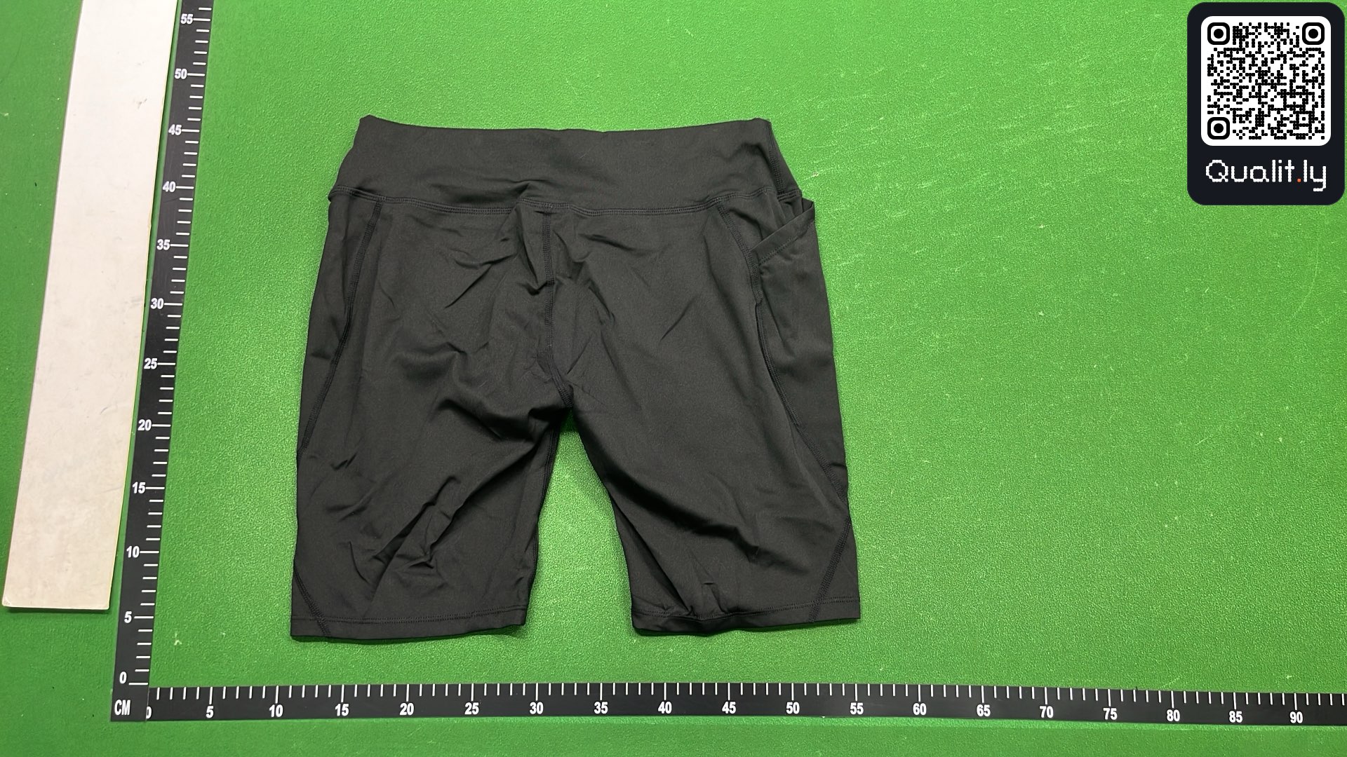 Pantaloni scurți — fotografie QC 3 din 4