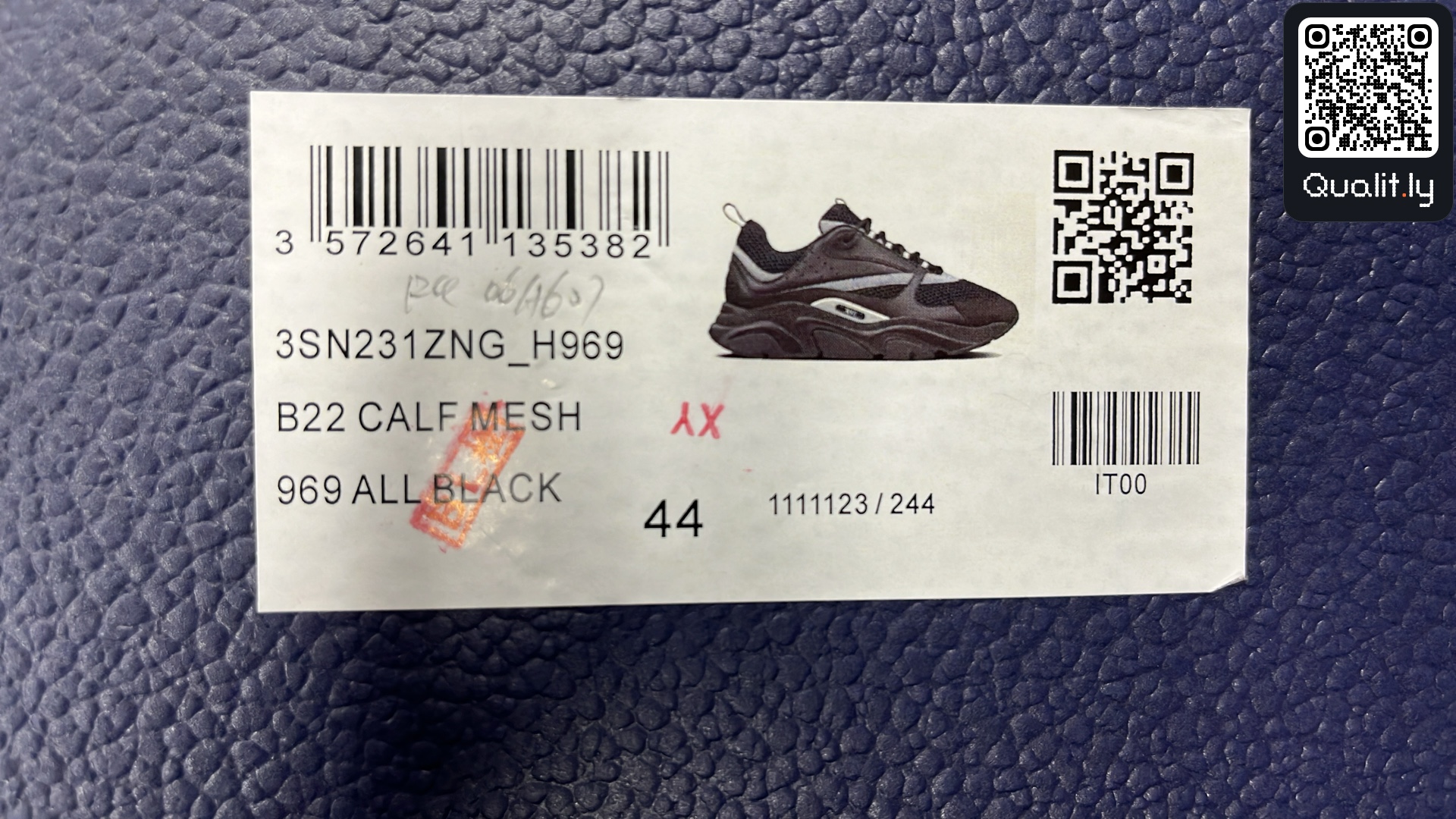 Sneakers QC photo 2 of 6