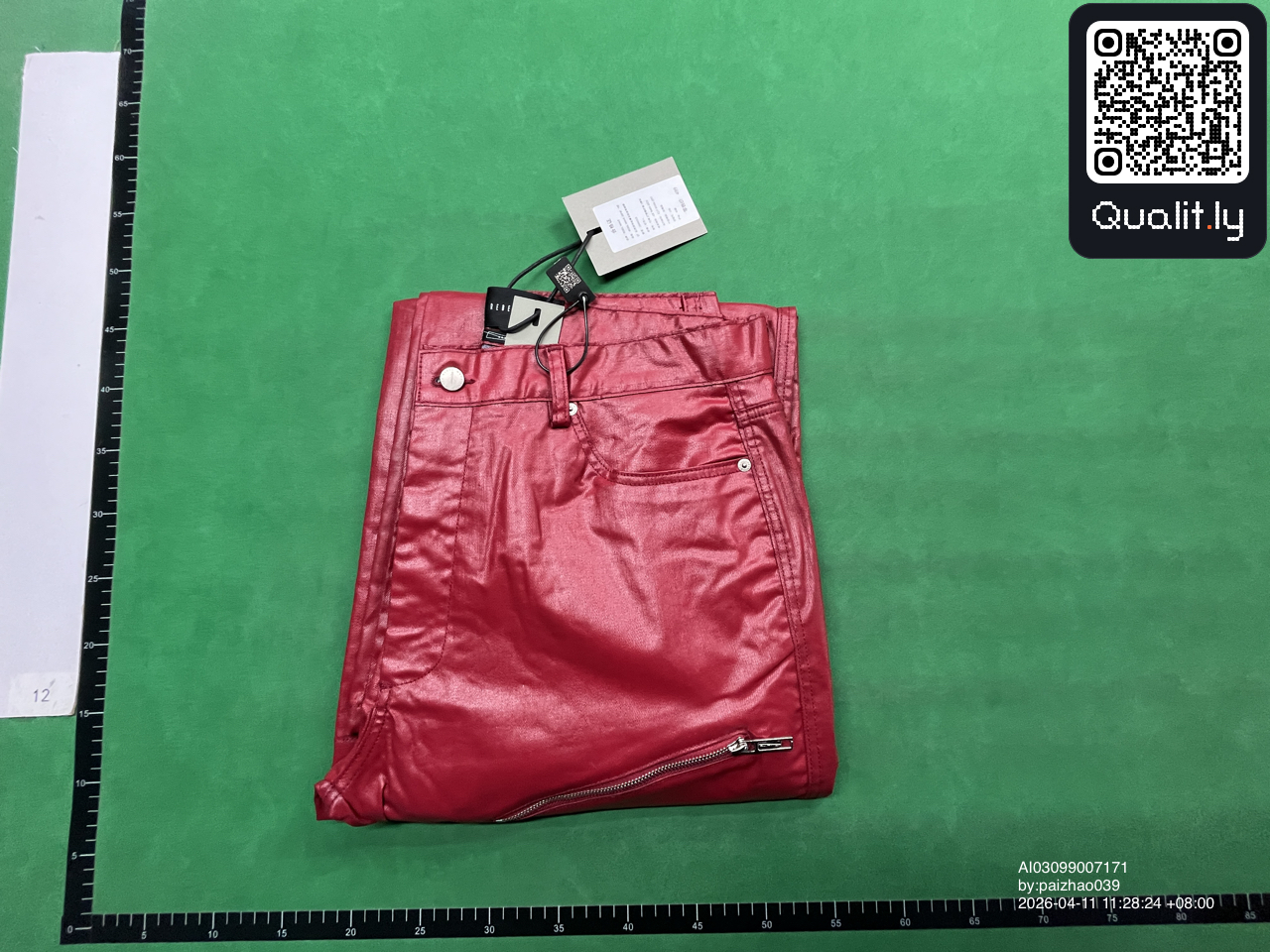 Jeansy — zdjęcie QC 1 z 4