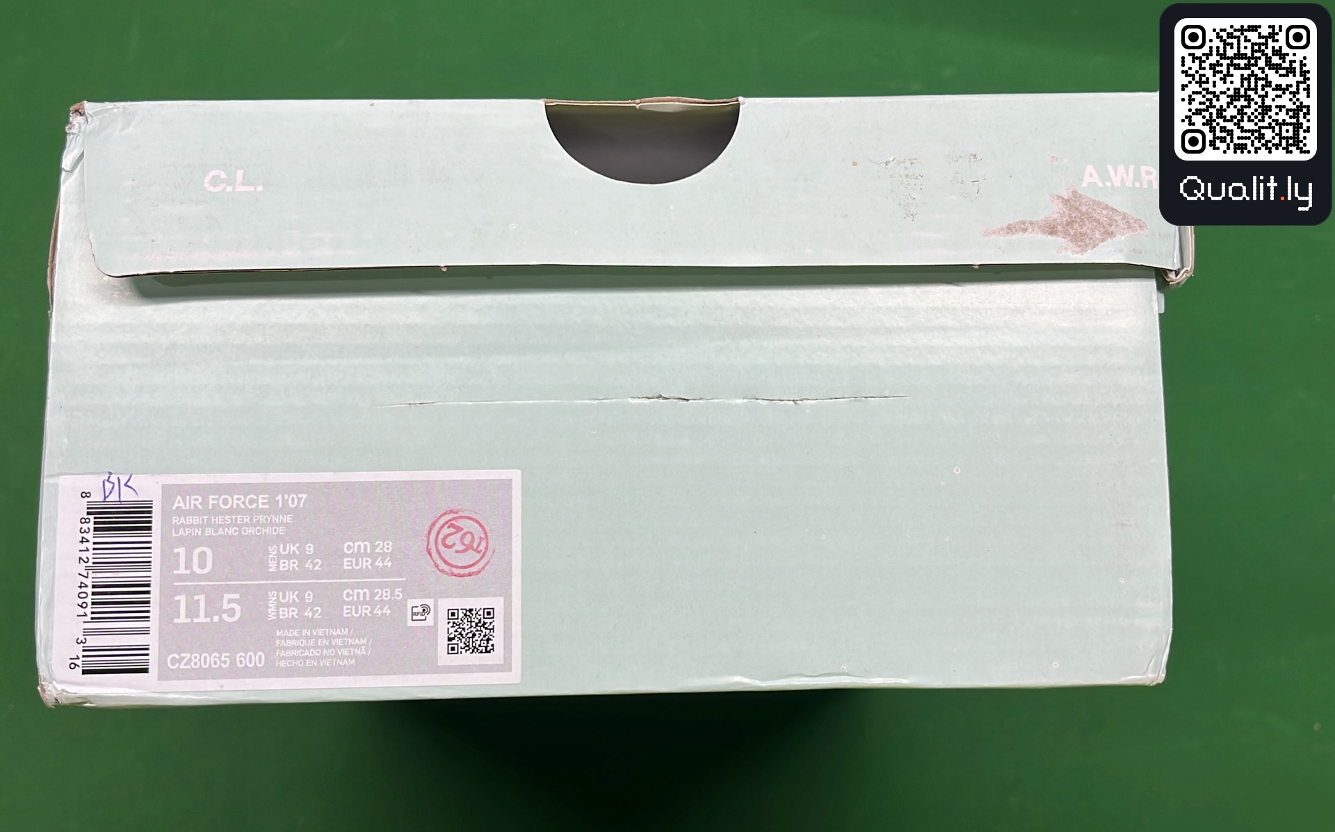 Sneakers QC photo 2 of 12
