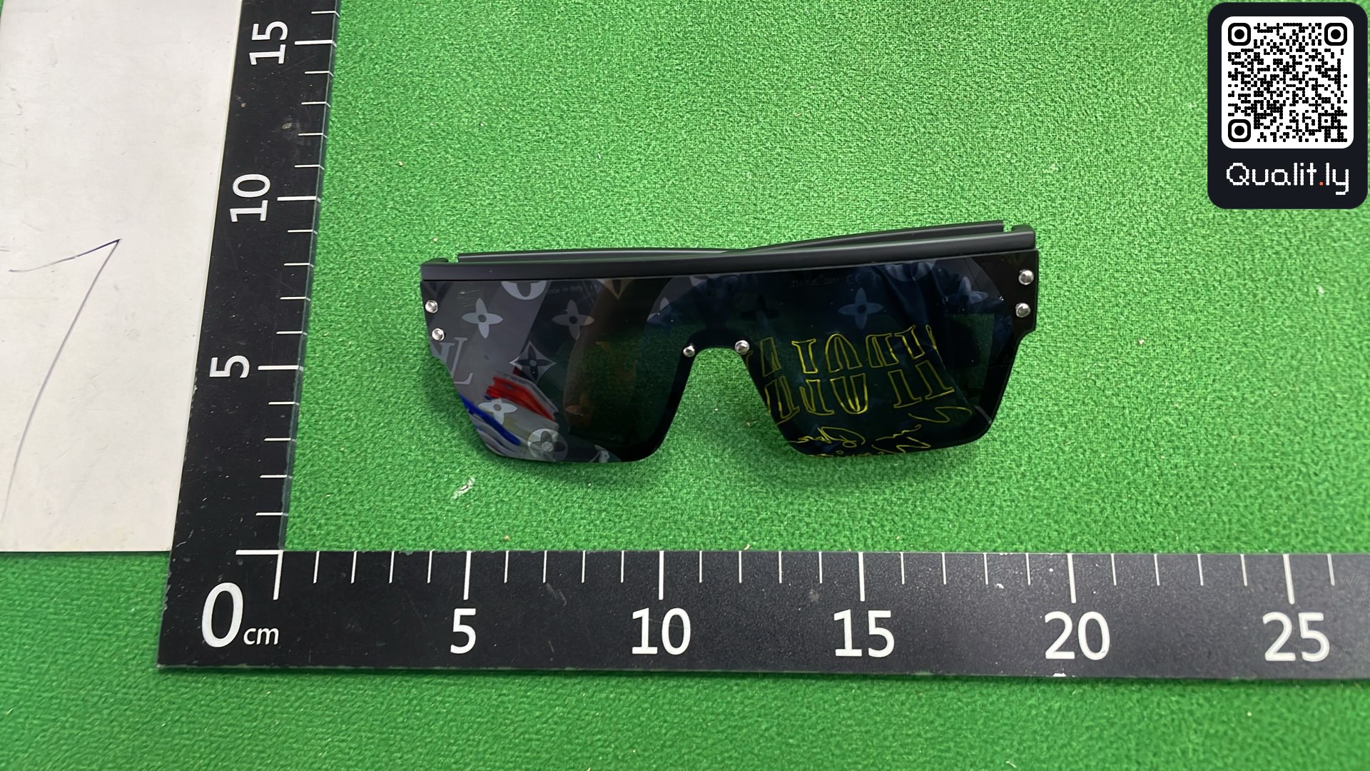 Okulary przeciwsłoneczne — zdjęcie QC 1 z 9