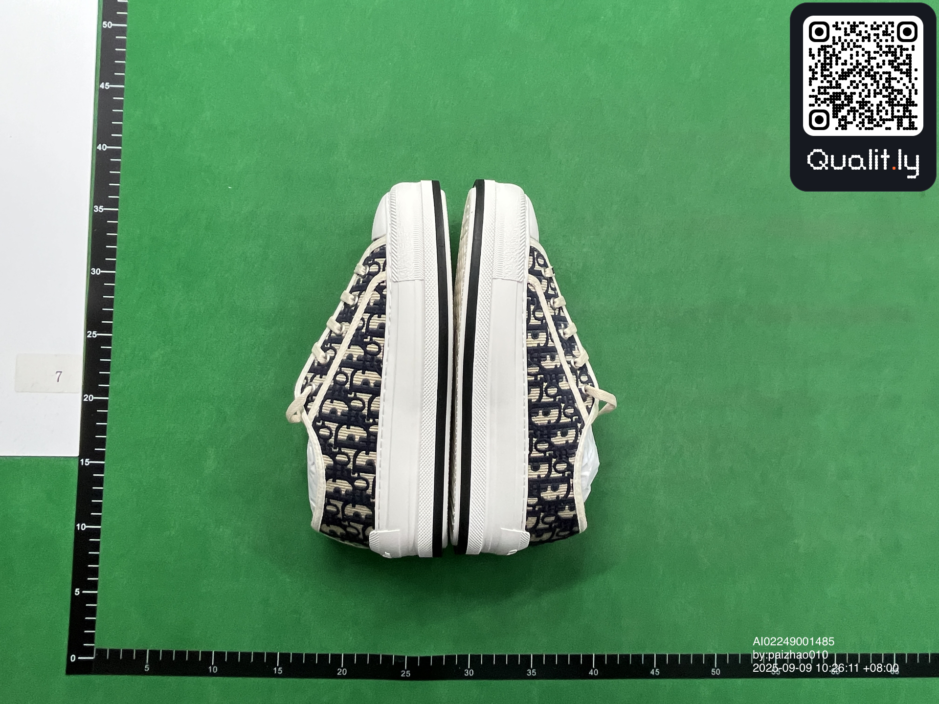 Sneakers QC photo 2 of 6