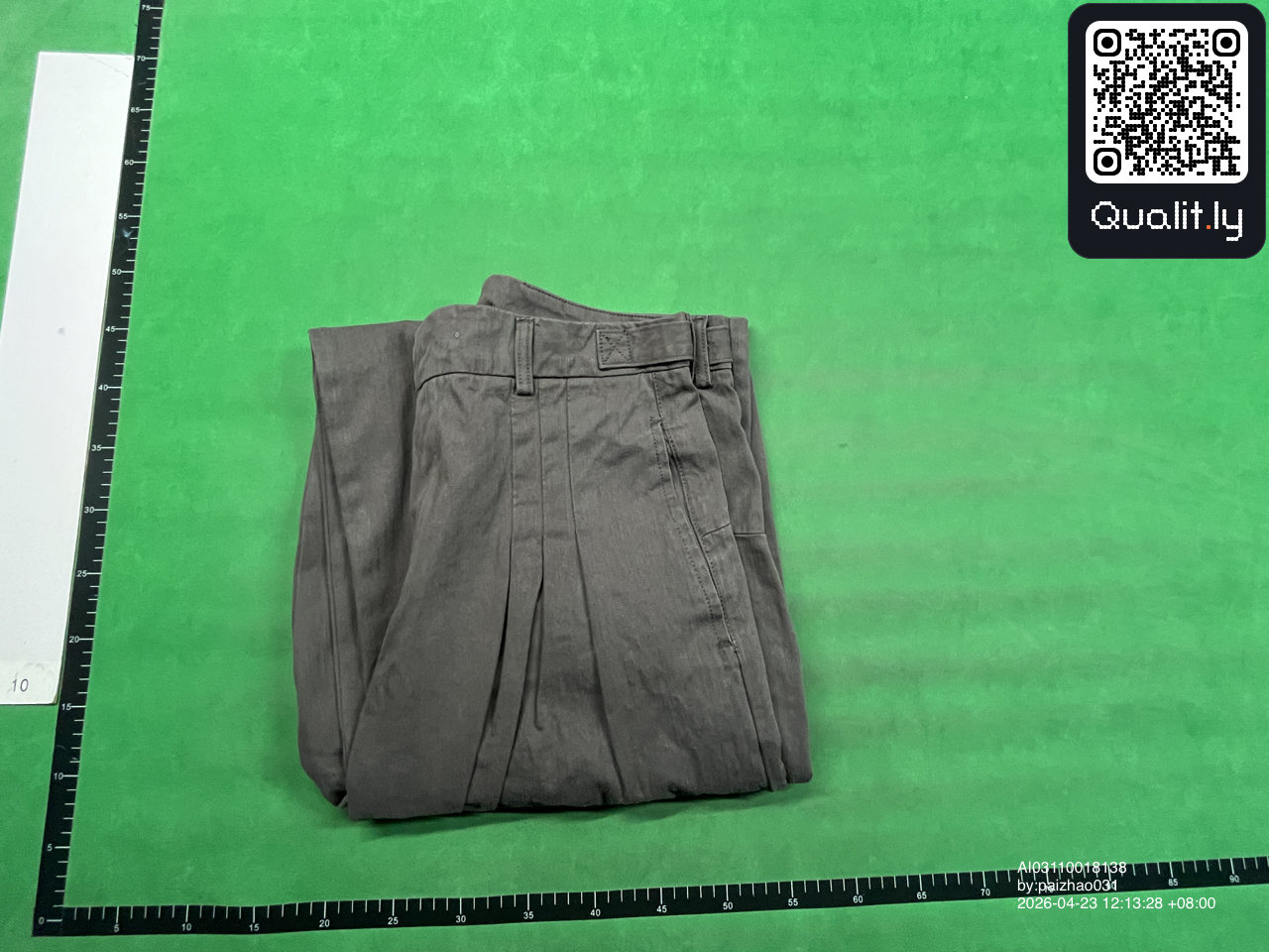 Pantaloni — foto QC 1 di 8