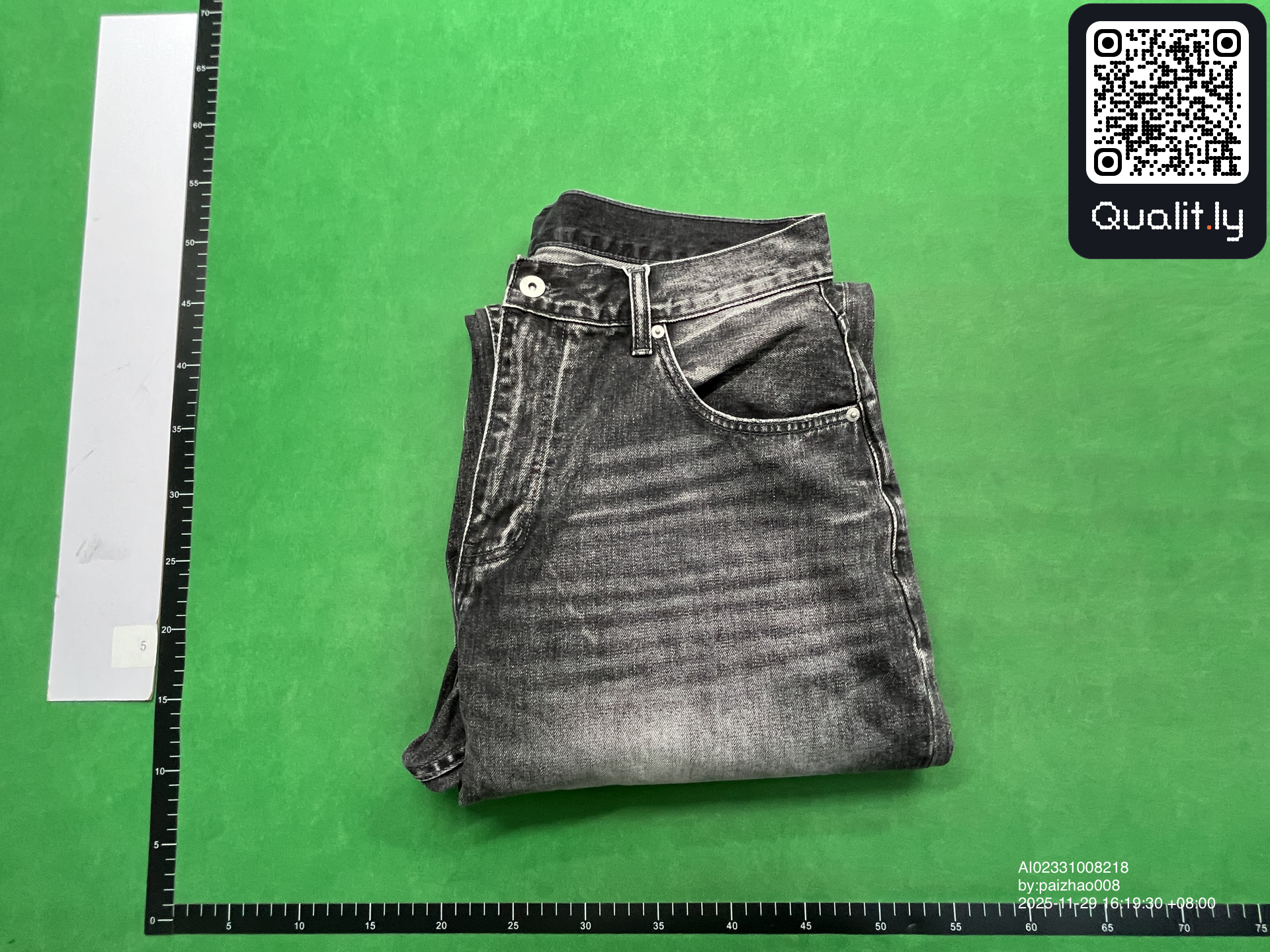 Jeansy — zdjęcie QC 1 z 4