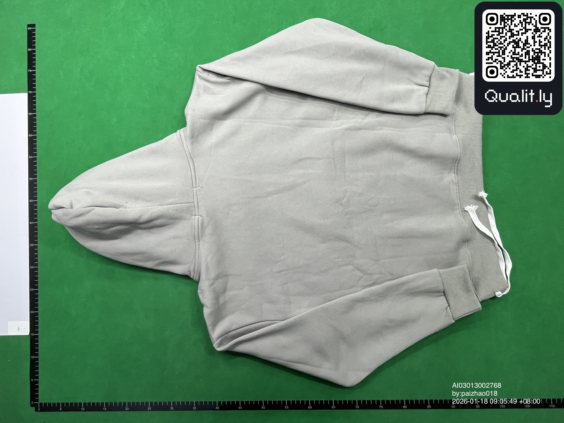 Hoodie — QC-Foto 2 von 78
