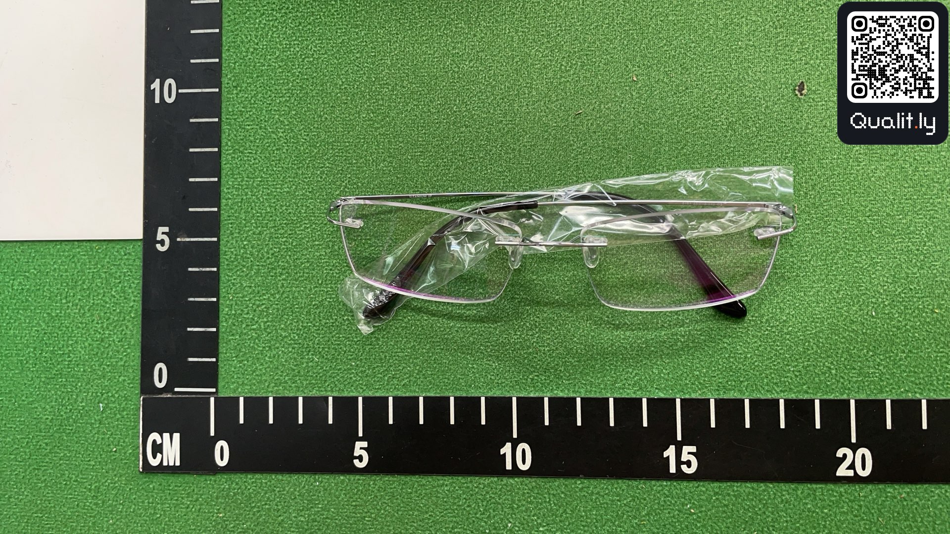 Sunglasses QC photo 1 of 3