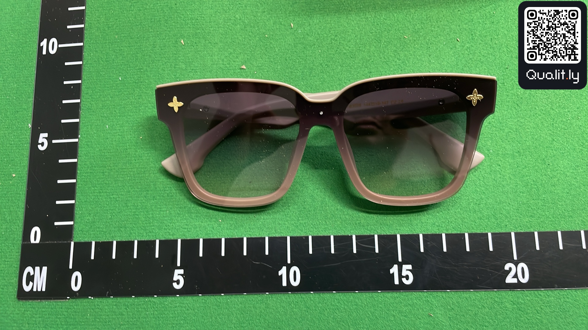 Sonnenbrille — QC-Foto 1 von 18