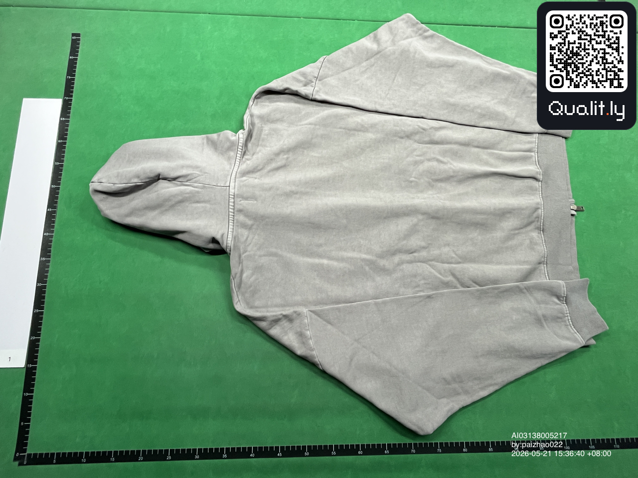Sweat à capuche — photo QC 2 sur 4