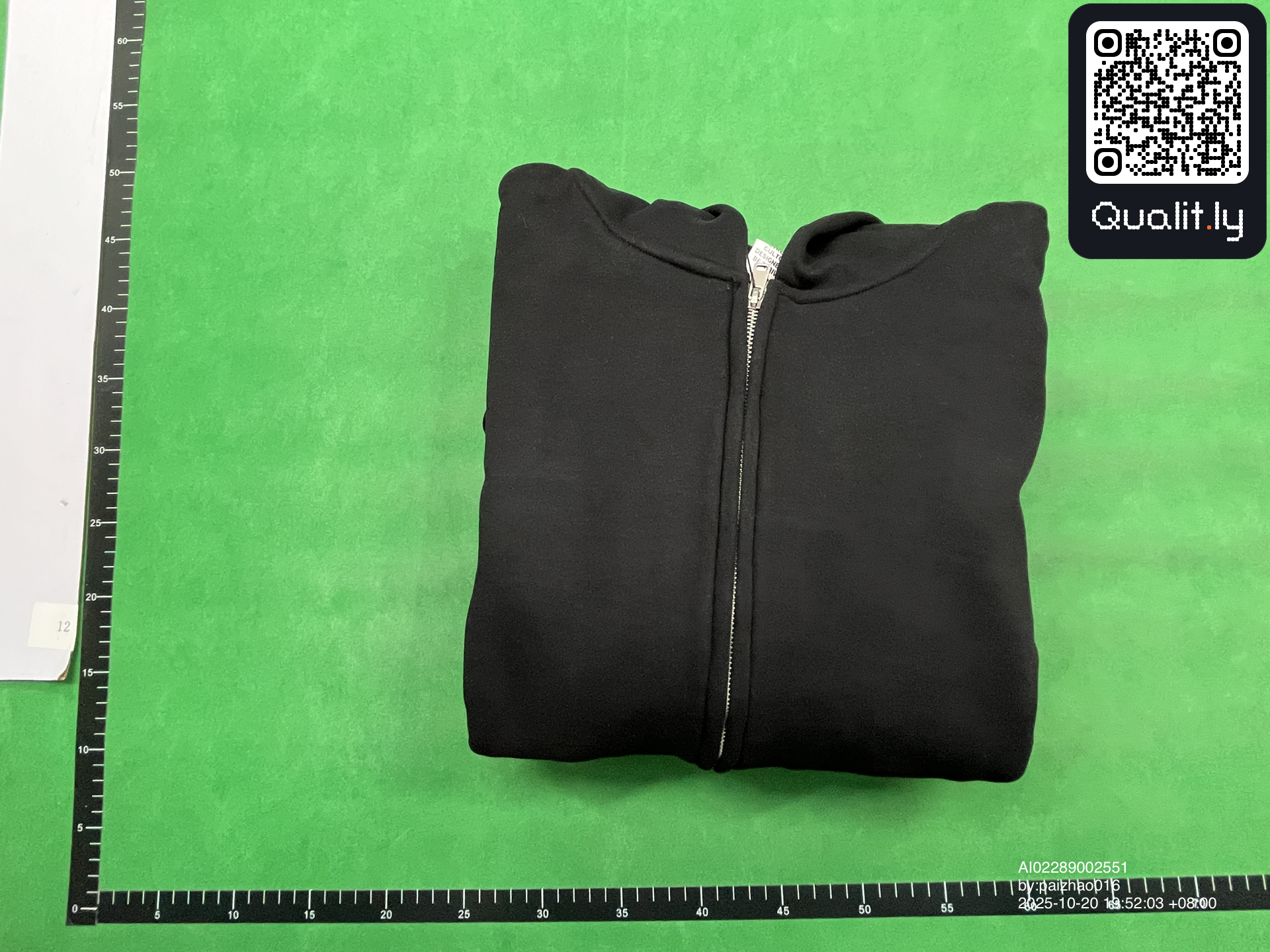 Sweat à capuche — photo QC 1 sur 4