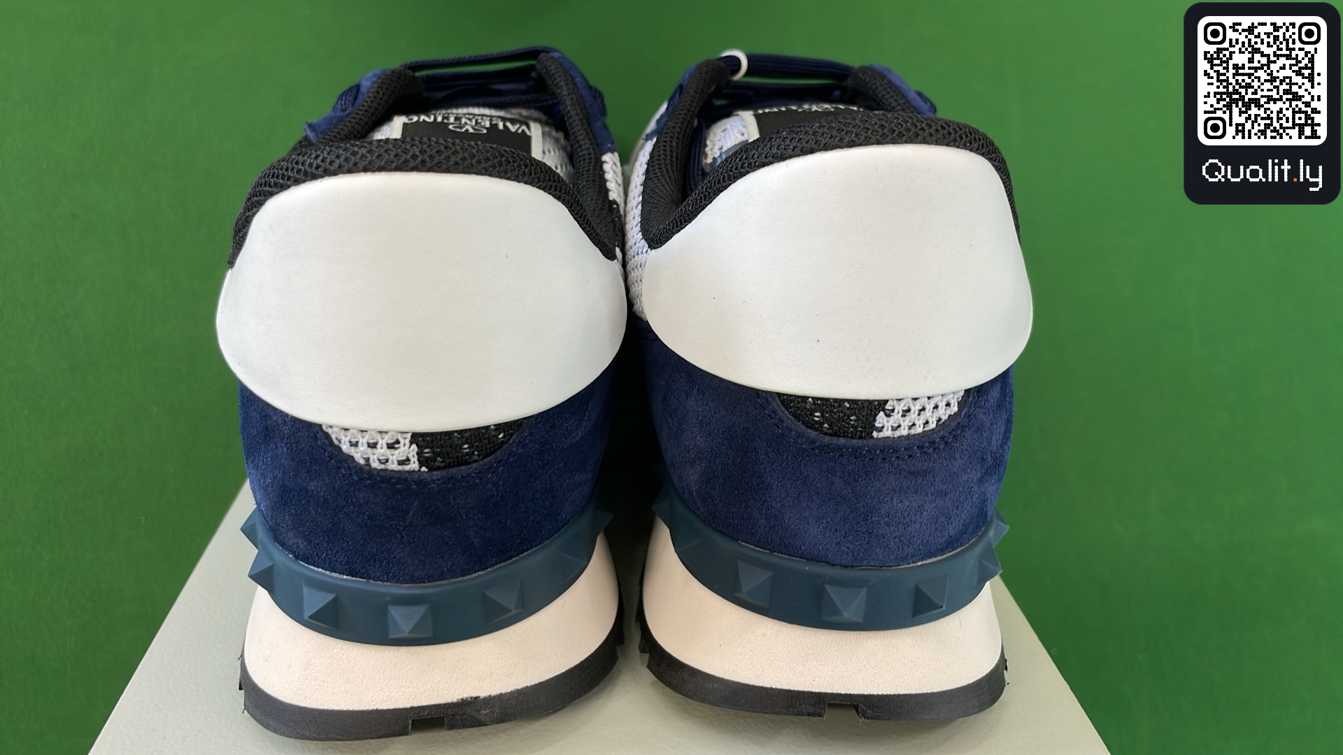 Sneakers QC photo 3 of 150