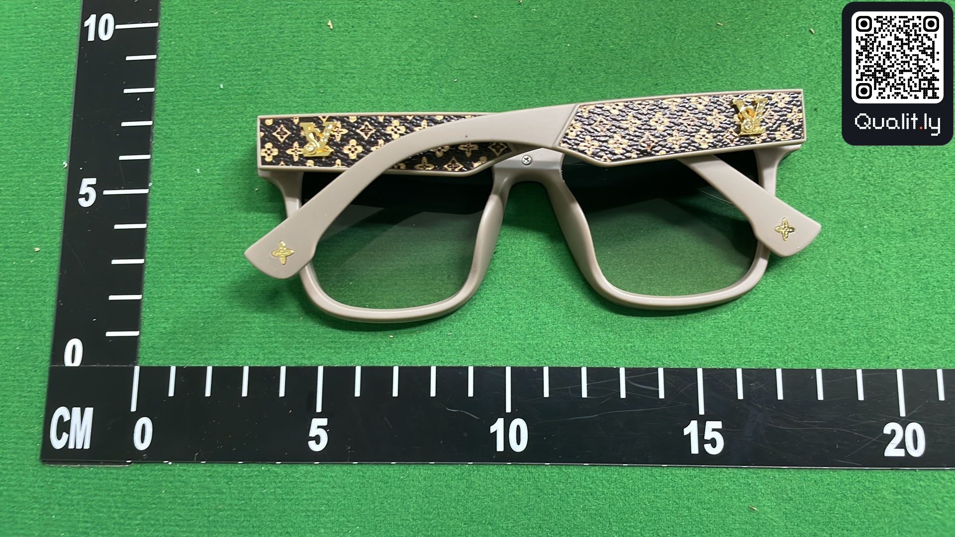 Sonnenbrille — QC-Foto 2 von 18