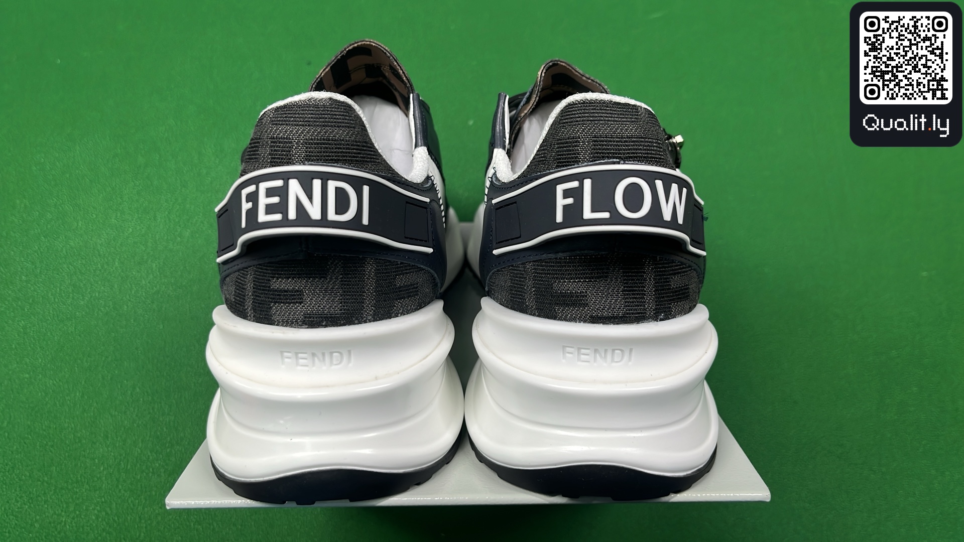Sneakers — QC-foto 3 van 6