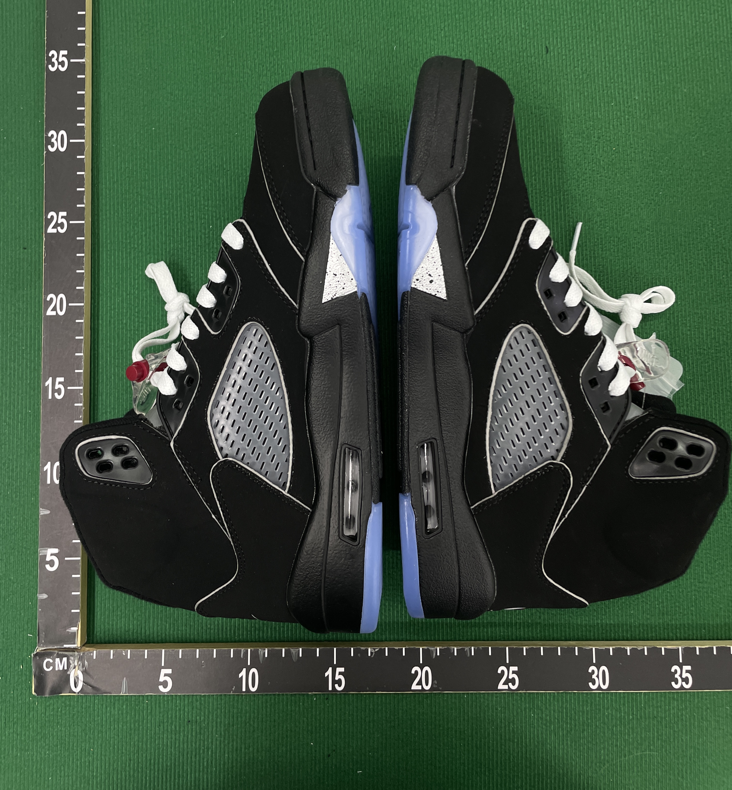 Sneakers QC photo 1 of 15
