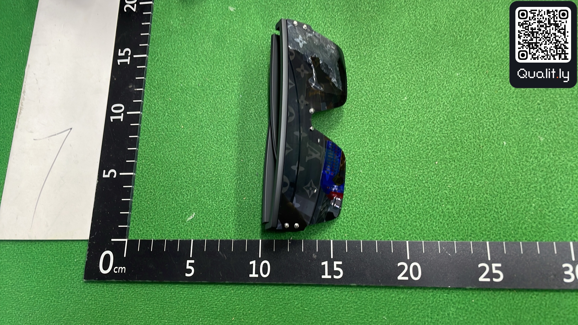 Okulary przeciwsłoneczne — zdjęcie QC 3 z 9