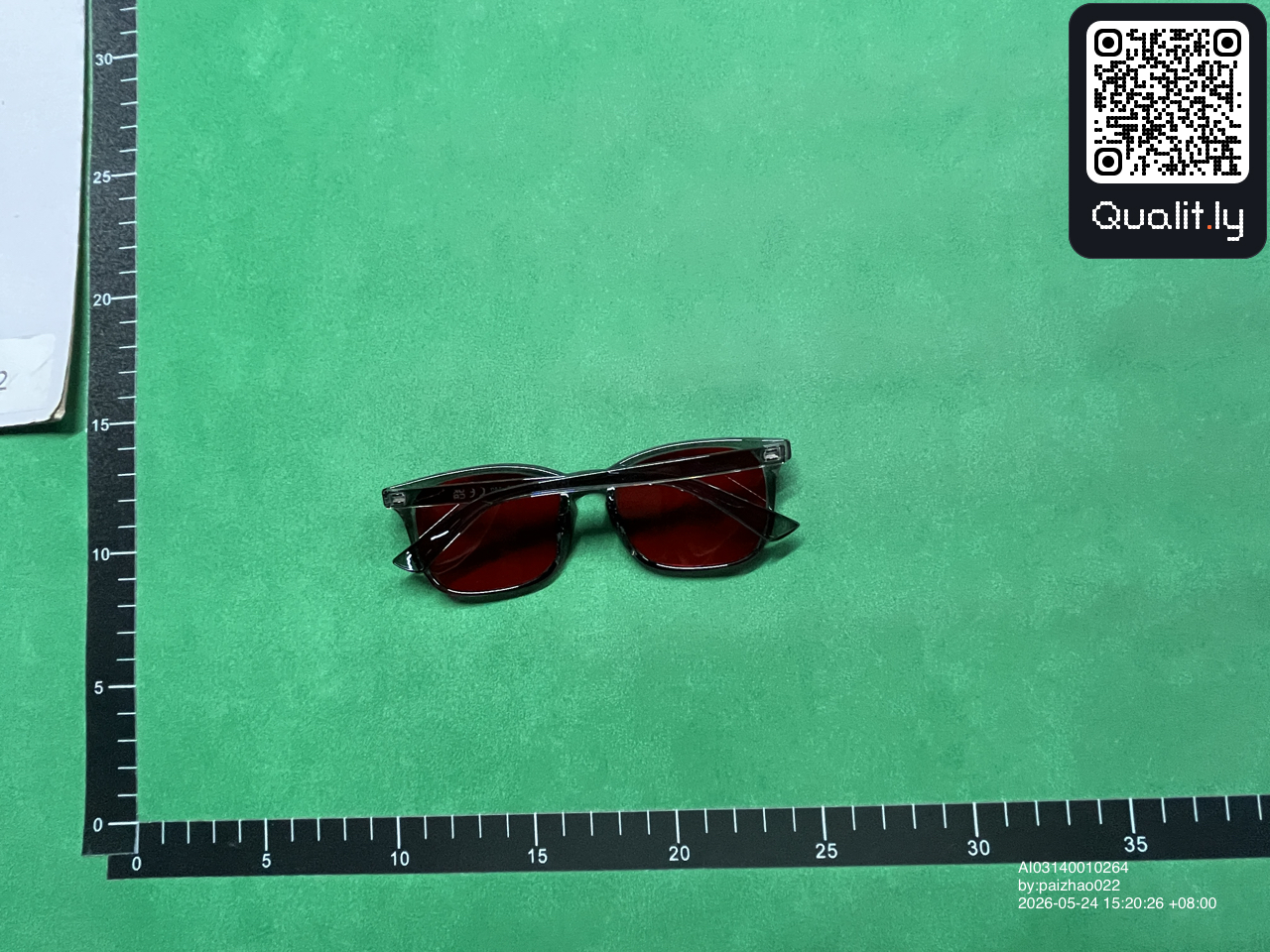 Lunettes de soleil — photo QC 2 sur 12
