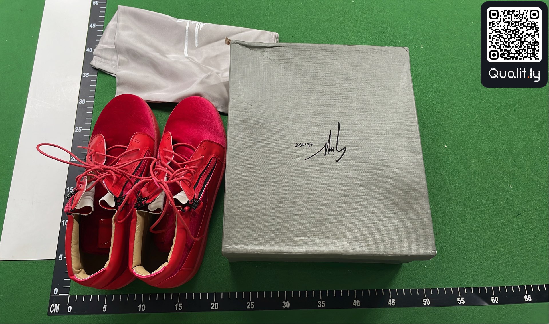 Sneakers QC photo 1 of 118