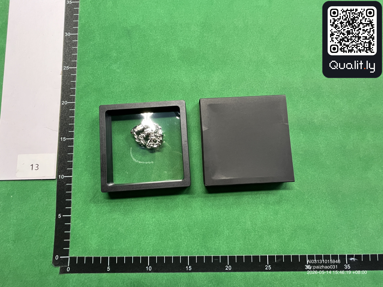 Bijuterie — fotografie QC 1 din 3