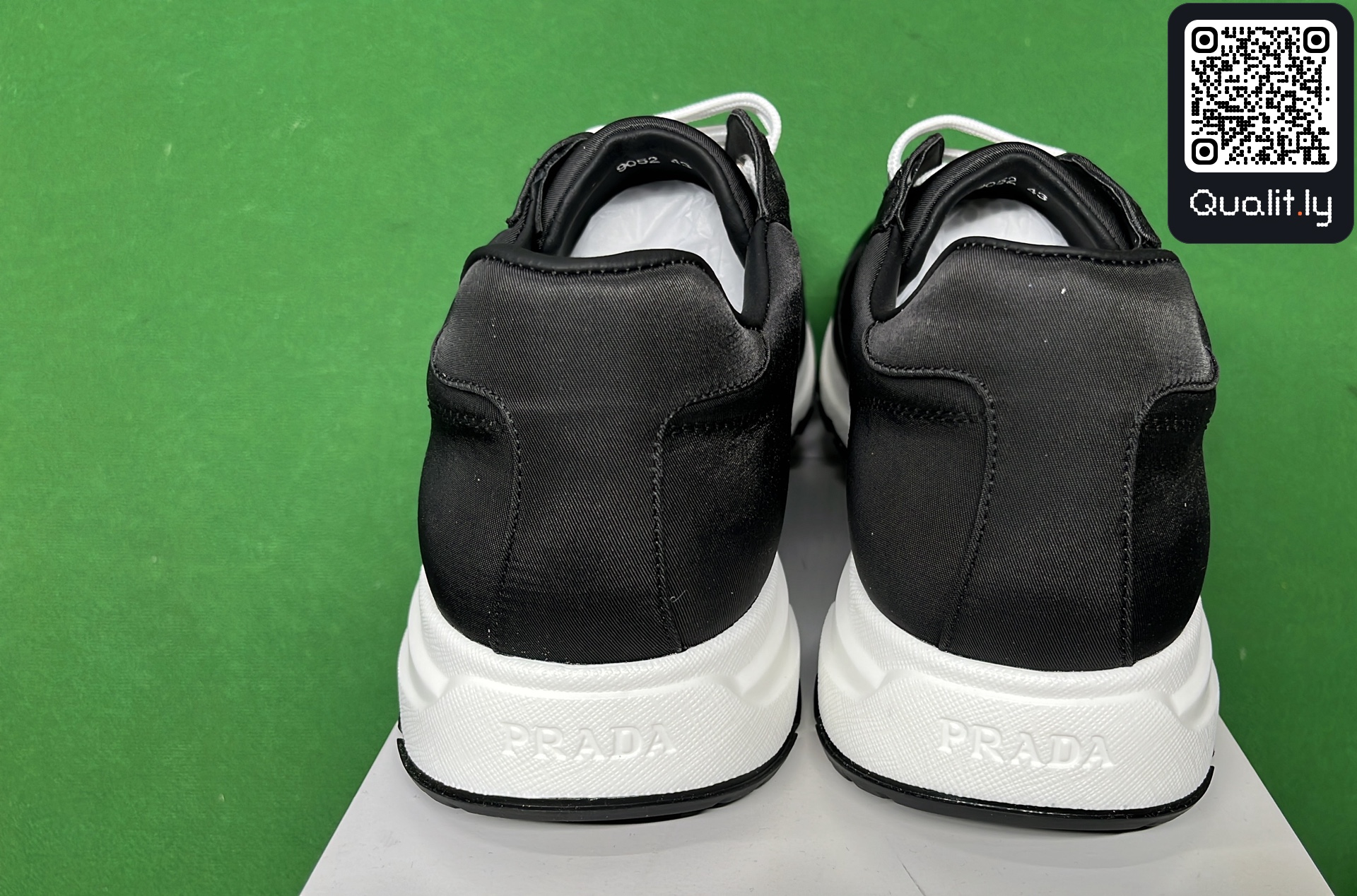 Sneakers QC photo 3 of 246